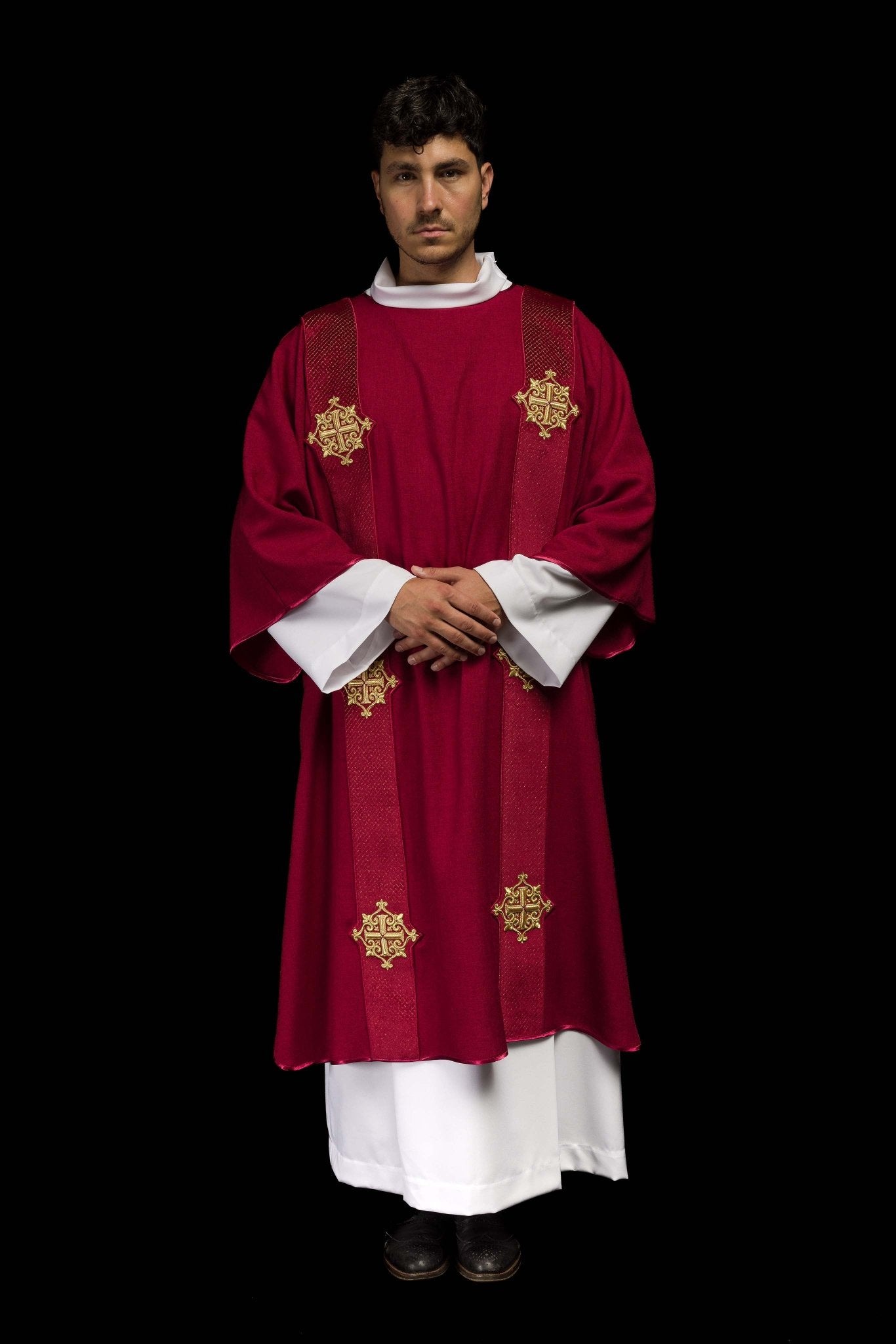 Dalmatique avec bandes en velours ornées de symboles de la Croix rouge LE/1030/02/B - CHASUBLES.FR