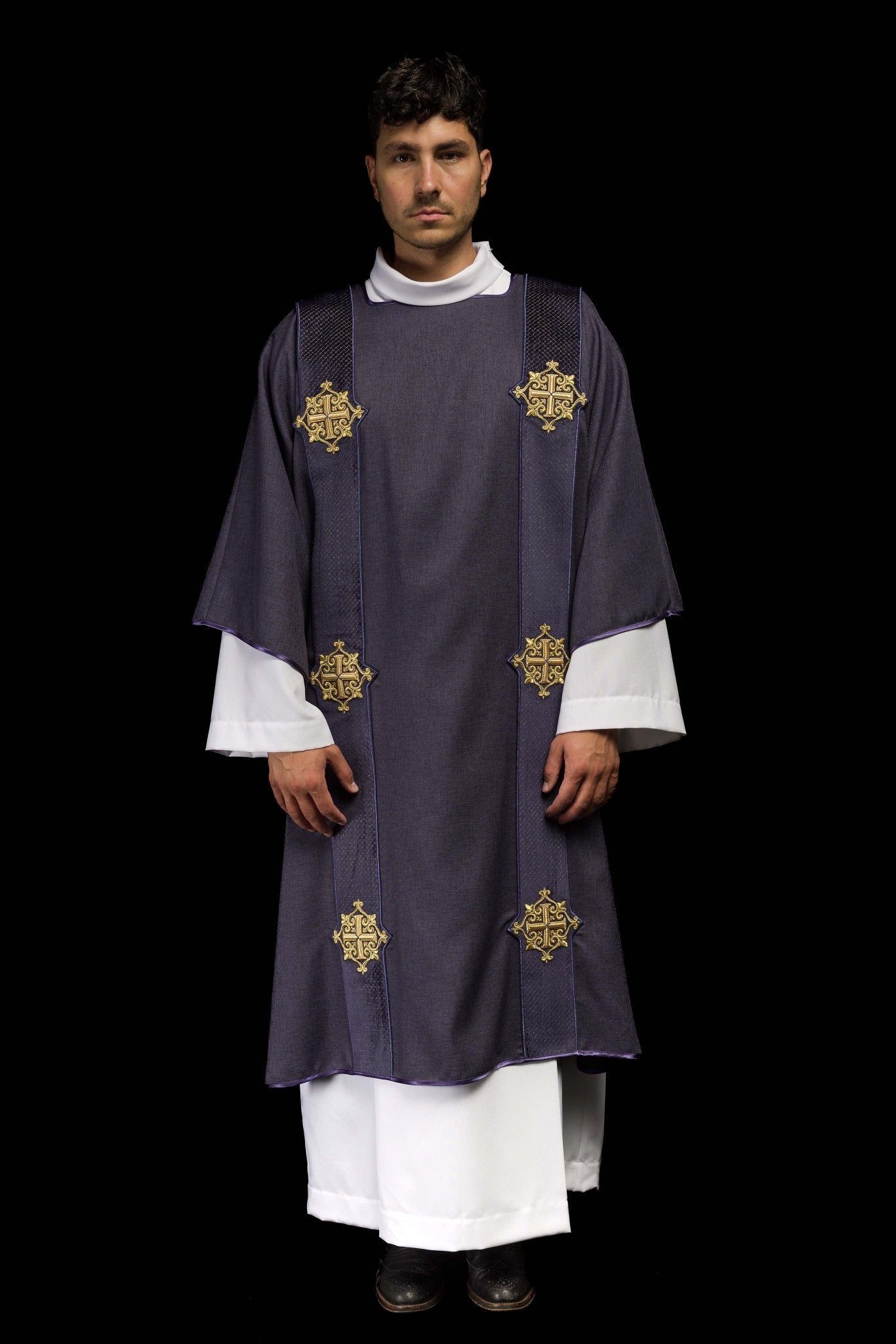 Dalmatique avec bandes en velours ornées de symboles de la Croix violette LE/1030/03/B - CHASUBLES.FR