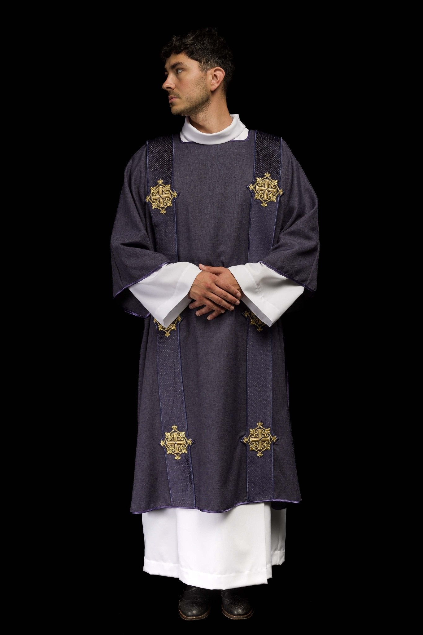 Dalmatique avec bandes en velours ornées de symboles de la Croix violette LE/1030/03/B - CHASUBLES.FR