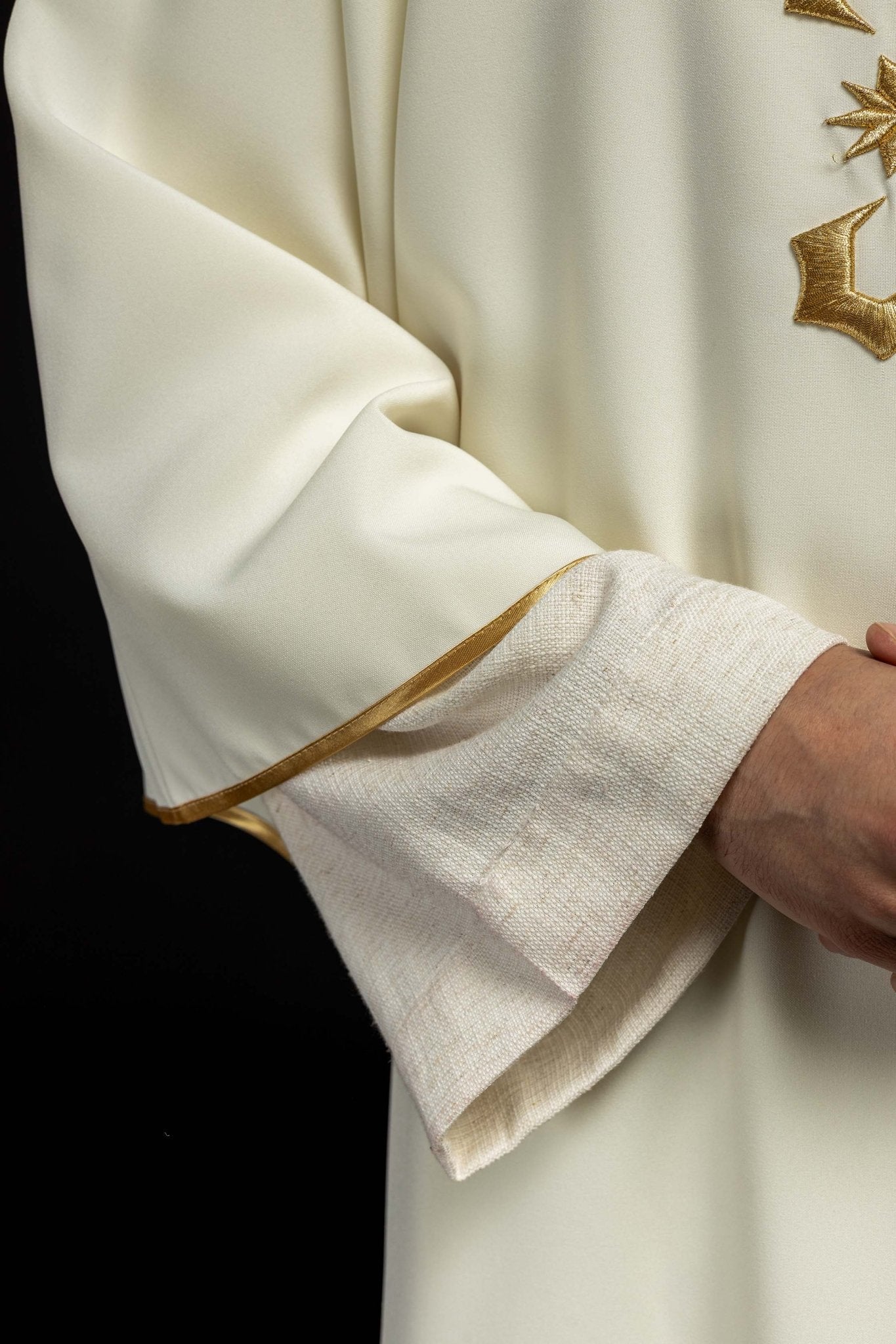 Dalmatique avec broderie IHS dorée KDL/215/05/12/D - CHASUBLES.FR