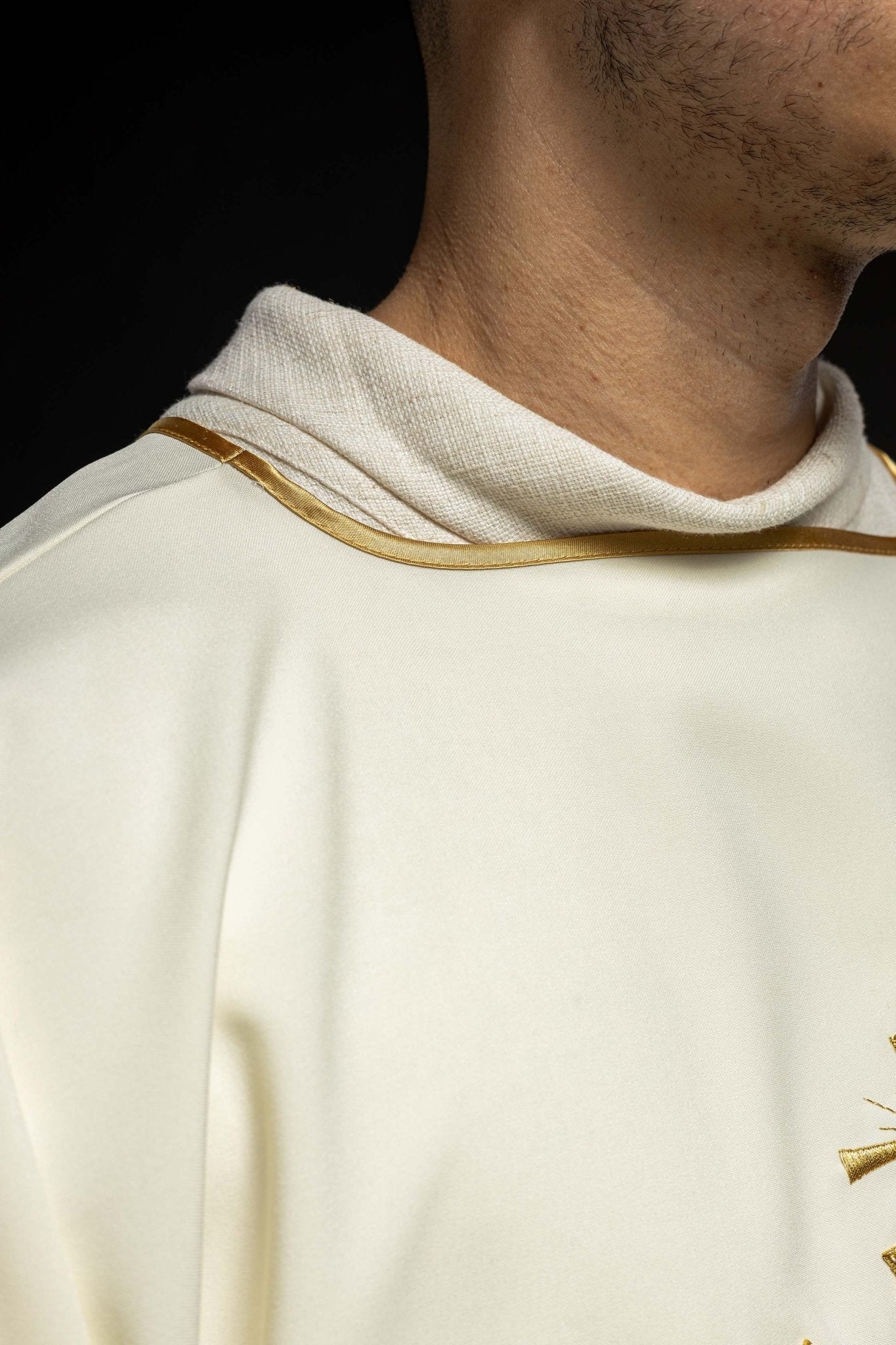 Dalmatique avec broderie IHS dorée KDL/215/05/12/D - CHASUBLES.FR