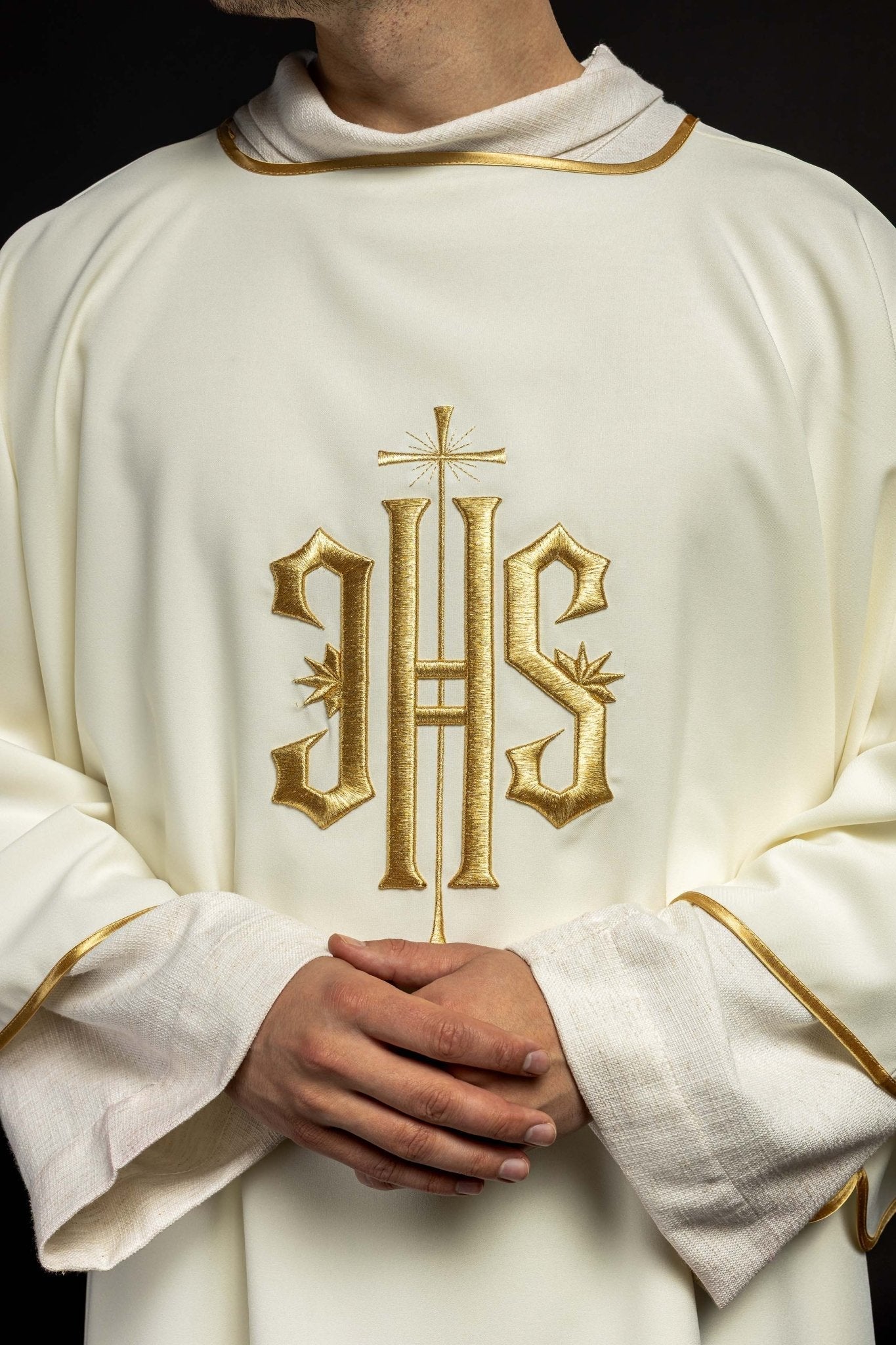 Dalmatique avec broderie IHS dorée KDL/215/05/12/D - CHASUBLES.FR