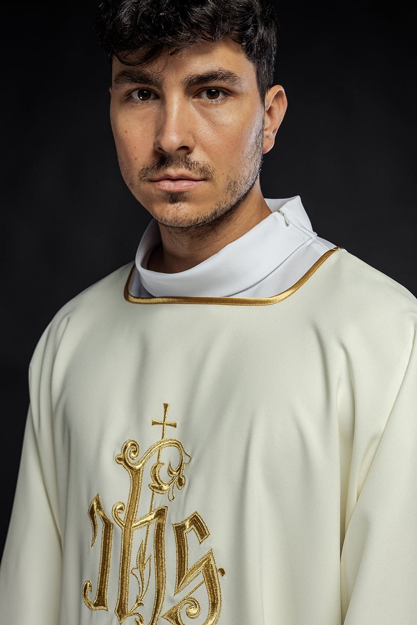 Dalmatique avec broderie IHS en écru KDL/032/05/12/D - CHASUBLES.FR
