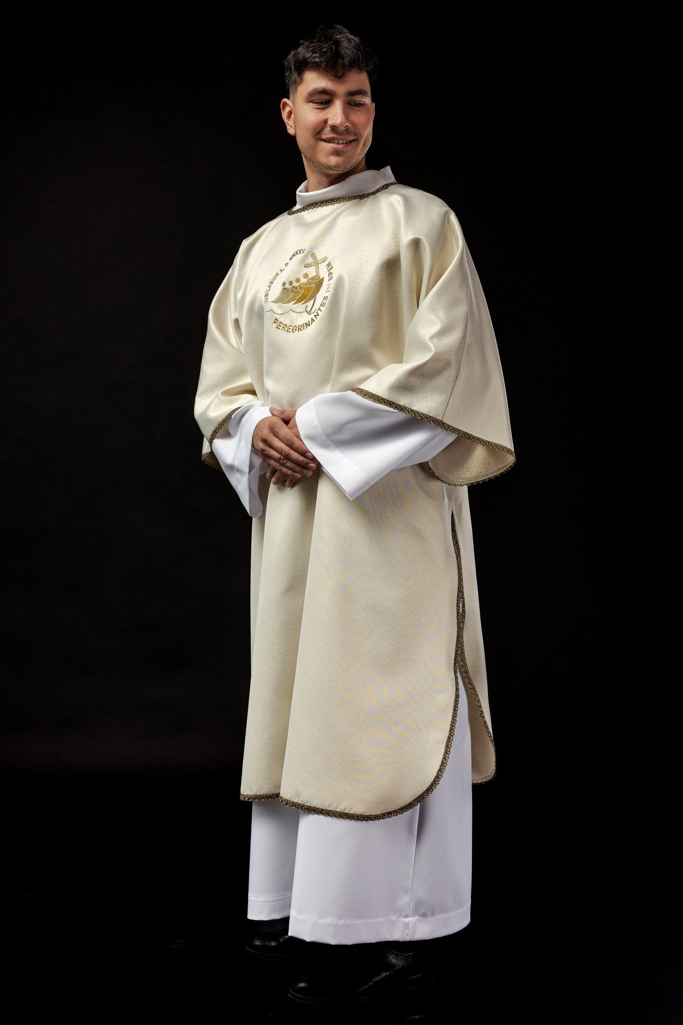 Dalmatique avec broderie "JUBILÉ ROME 2025" sur tissu brillant écru JR/038/05/54/D - CHASUBLES.FR