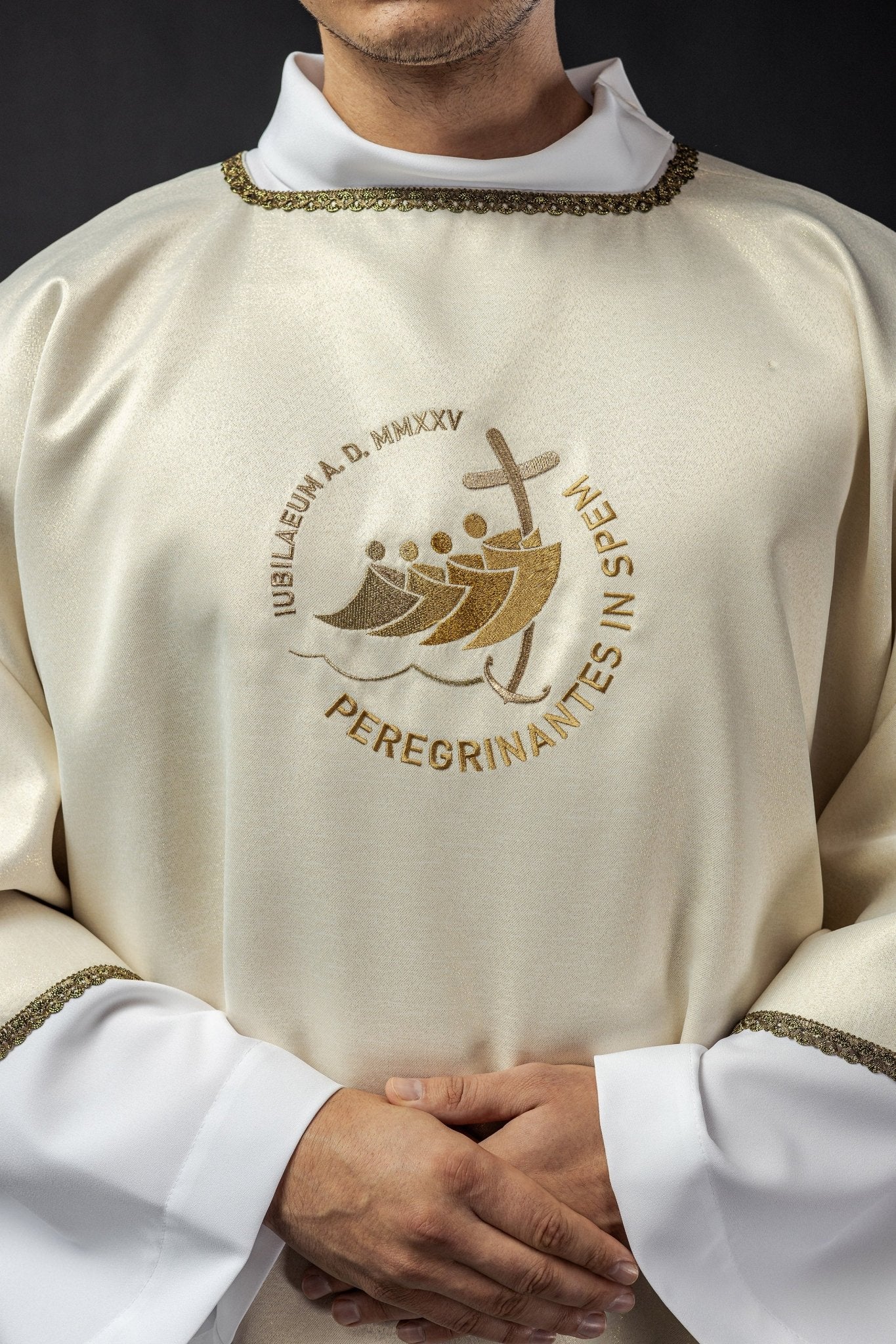 Dalmatique avec broderie "JUBILÉ ROME 2025" sur tissu brillant écru JR/038/05/54/D - CHASUBLES.FR