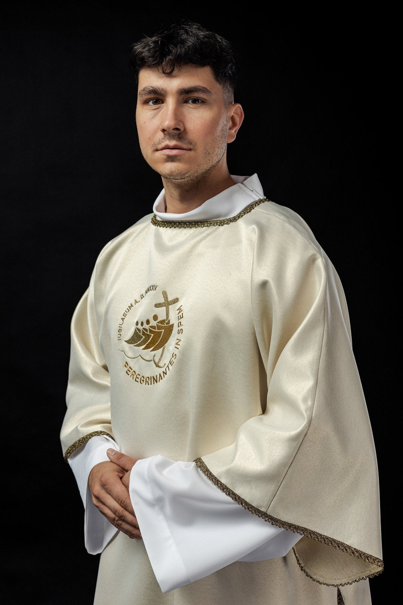 Dalmatique avec broderie "JUBILÉ ROME 2025" sur tissu brillant écru JR/038/05/54/D - CHASUBLES.FR