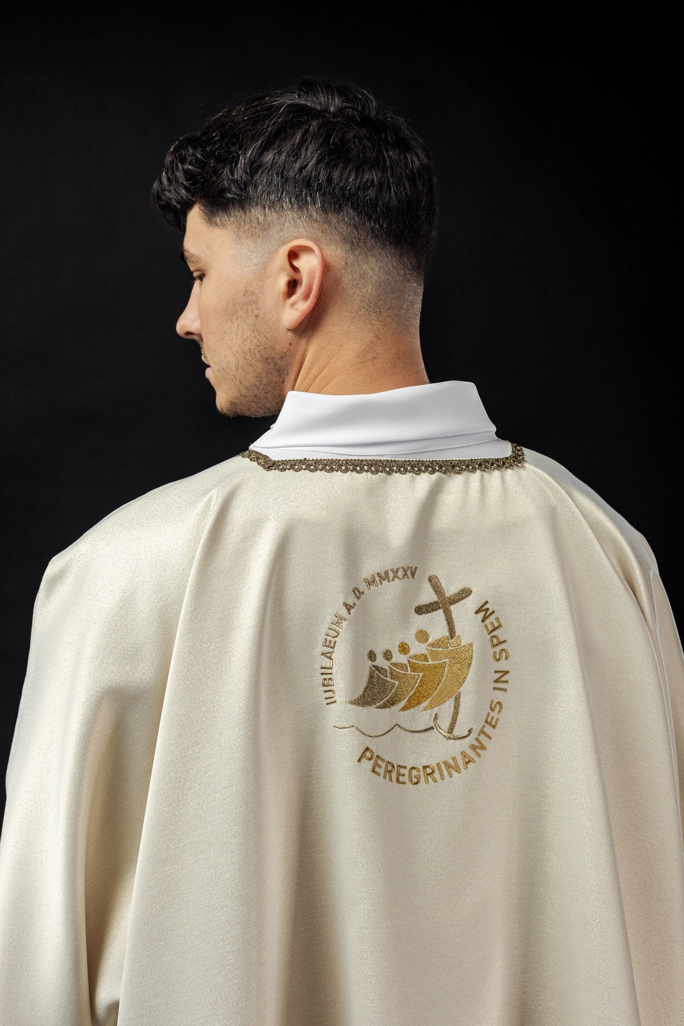 Dalmatique avec broderie "JUBILÉ ROME 2025" sur tissu brillant écru JR/038/05/54/D - CHASUBLES.FR