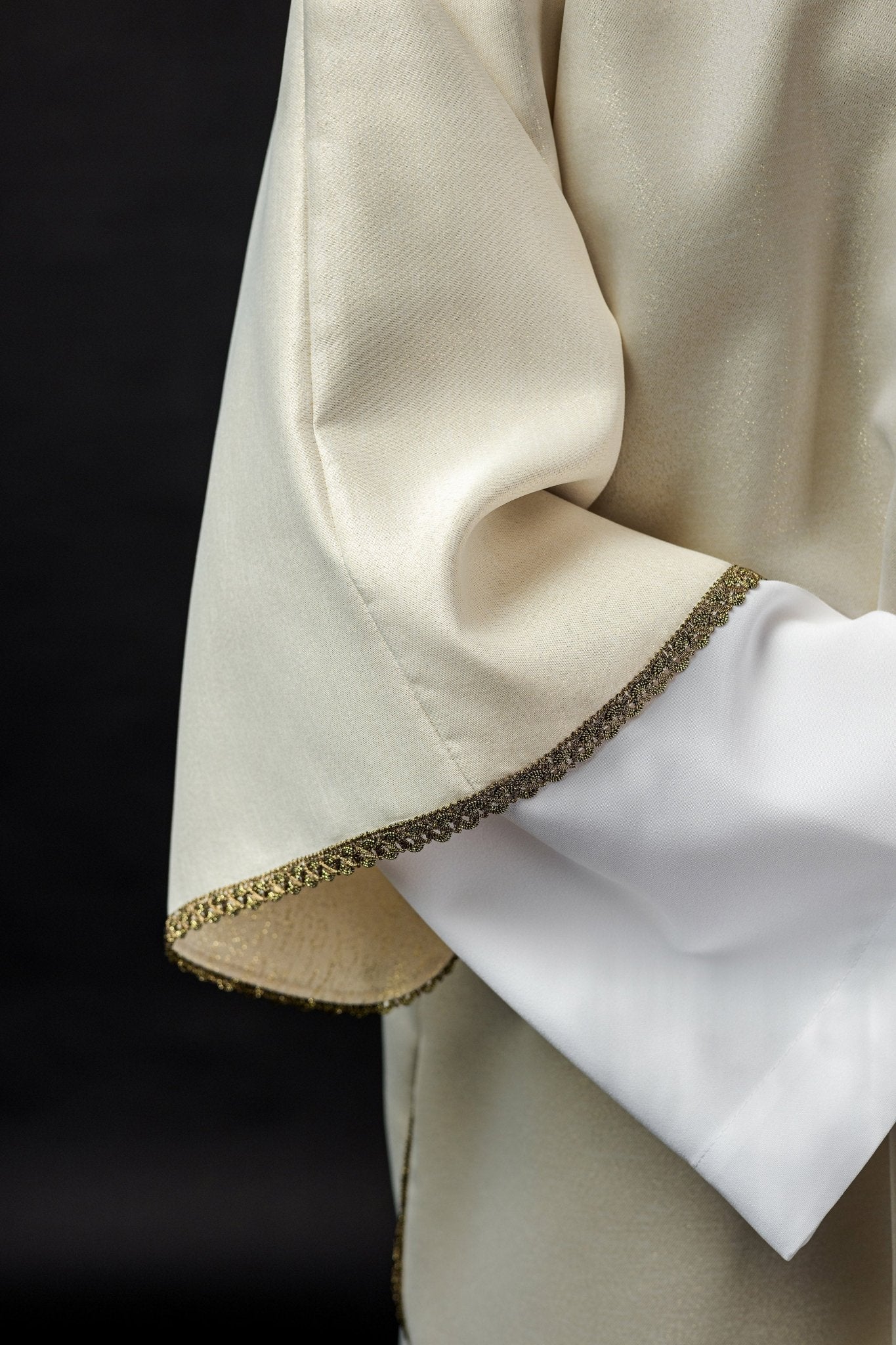 Dalmatique avec broderie "JUBILÉ ROME 2025" sur tissu brillant écru JR/038/05/54/D - CHASUBLES.FR