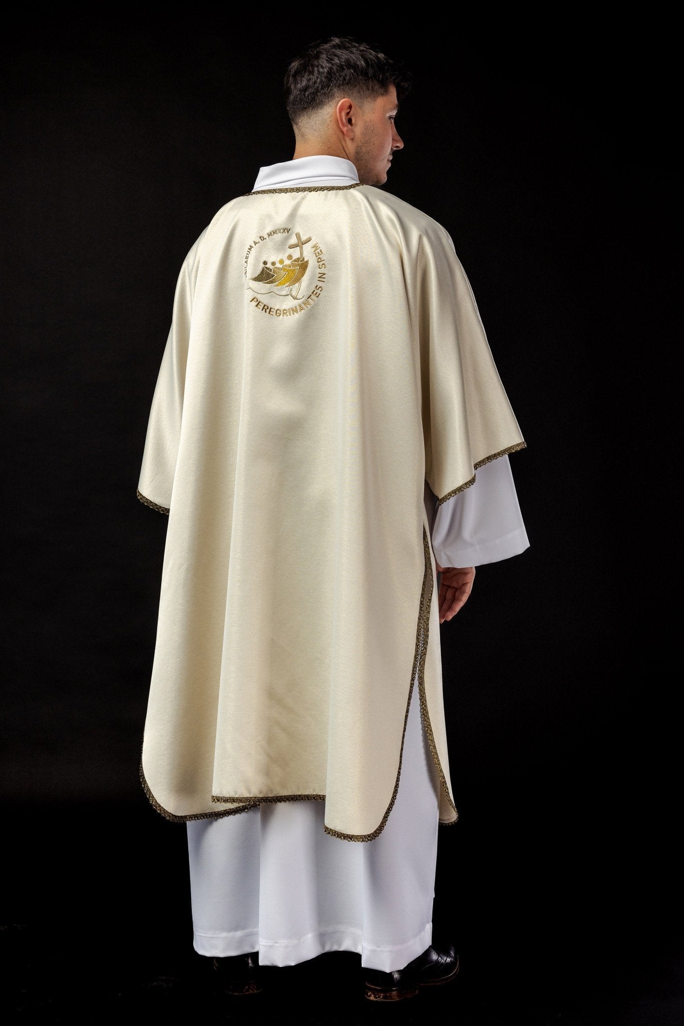 Dalmatique avec broderie "JUBILÉ ROME 2025" sur tissu brillant écru JR/038/05/54/D - CHASUBLES.FR
