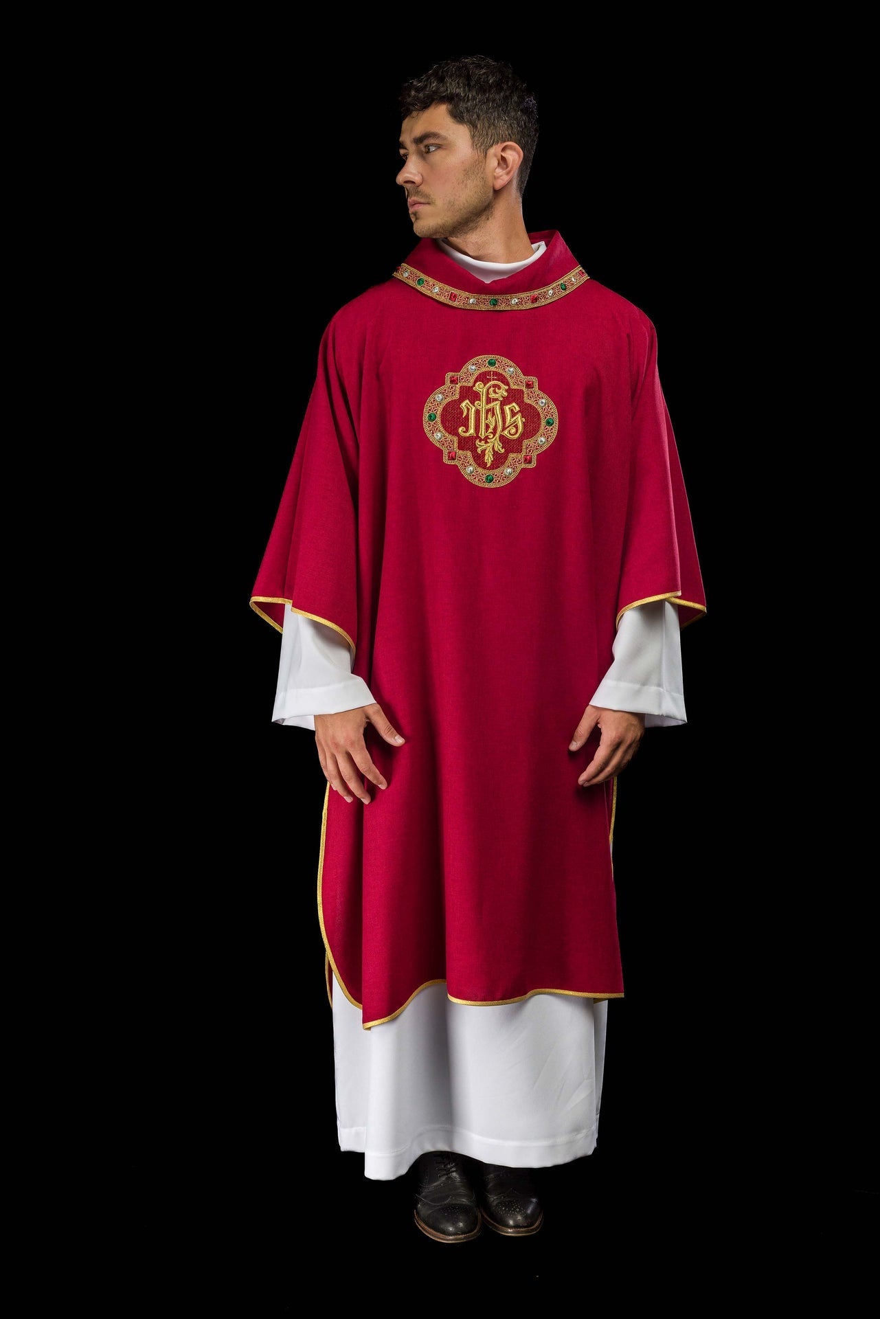 Dalmatique avec le symbole IHS et col de couleur rouge S-1073-02-70-D - CHASUBLES.FR
