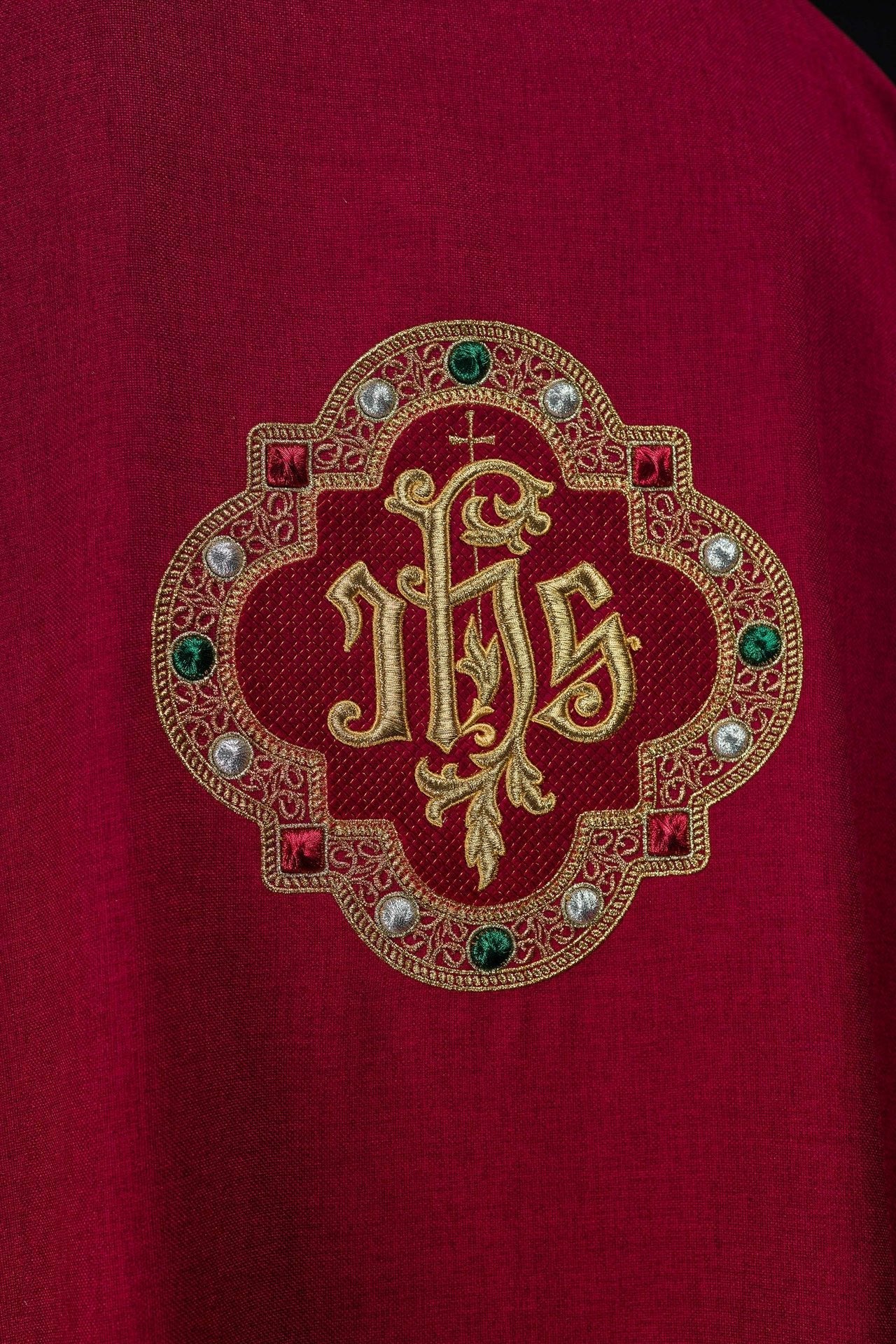 Dalmatique avec le symbole IHS et col de couleur rouge S-1073-02-70-D - CHASUBLES.FR