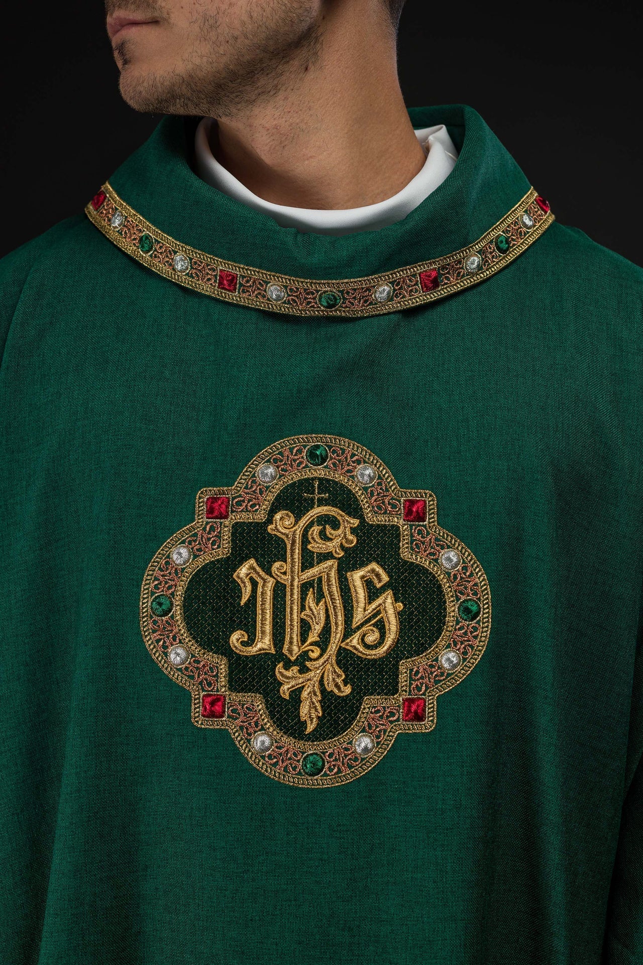 Dalmatique avec le symbole IHS et col de couleur verte S-1073-01-70-D - CHASUBLES.FR