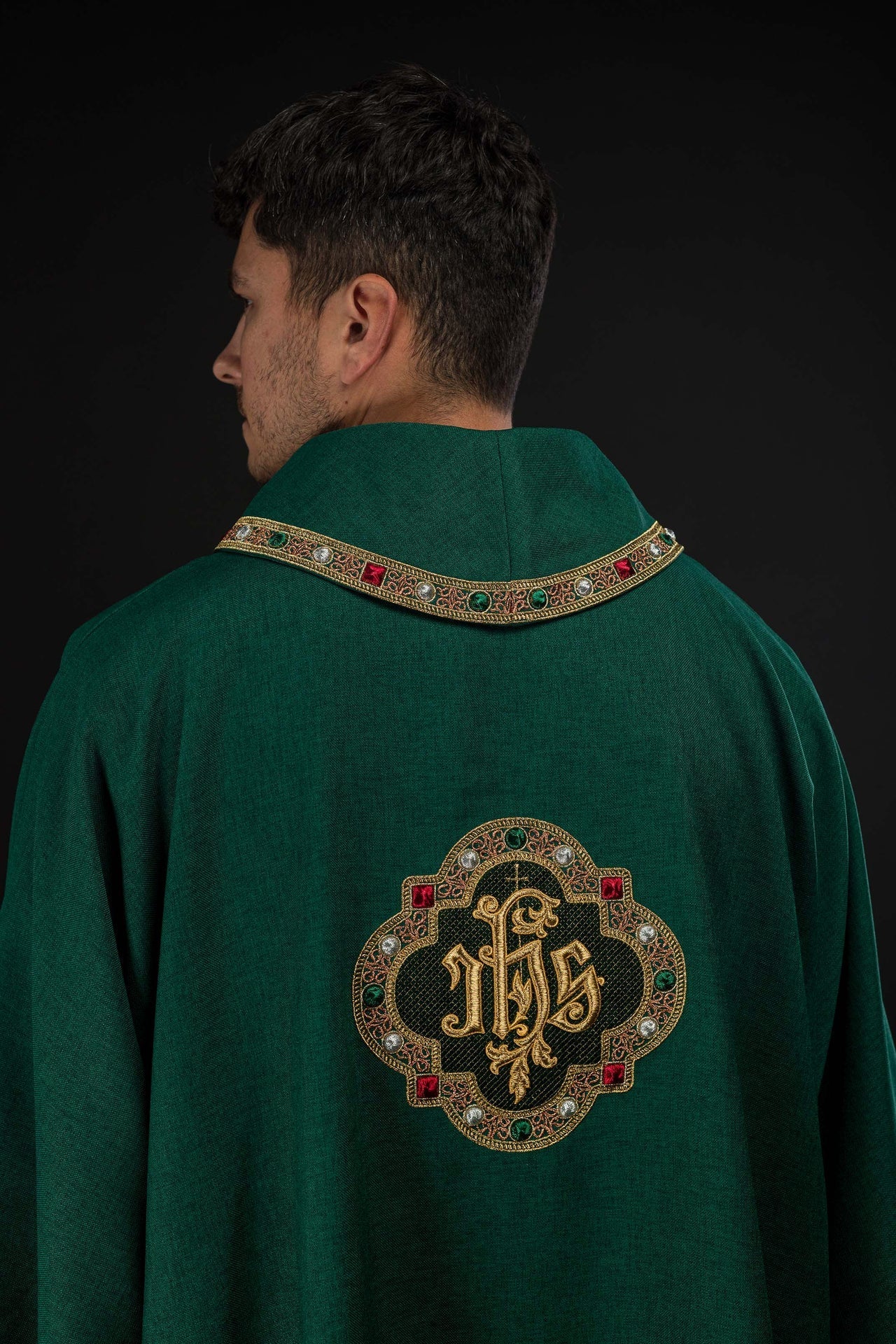 Dalmatique avec le symbole IHS et col de couleur verte S-1073-01-70-D - CHASUBLES.FR