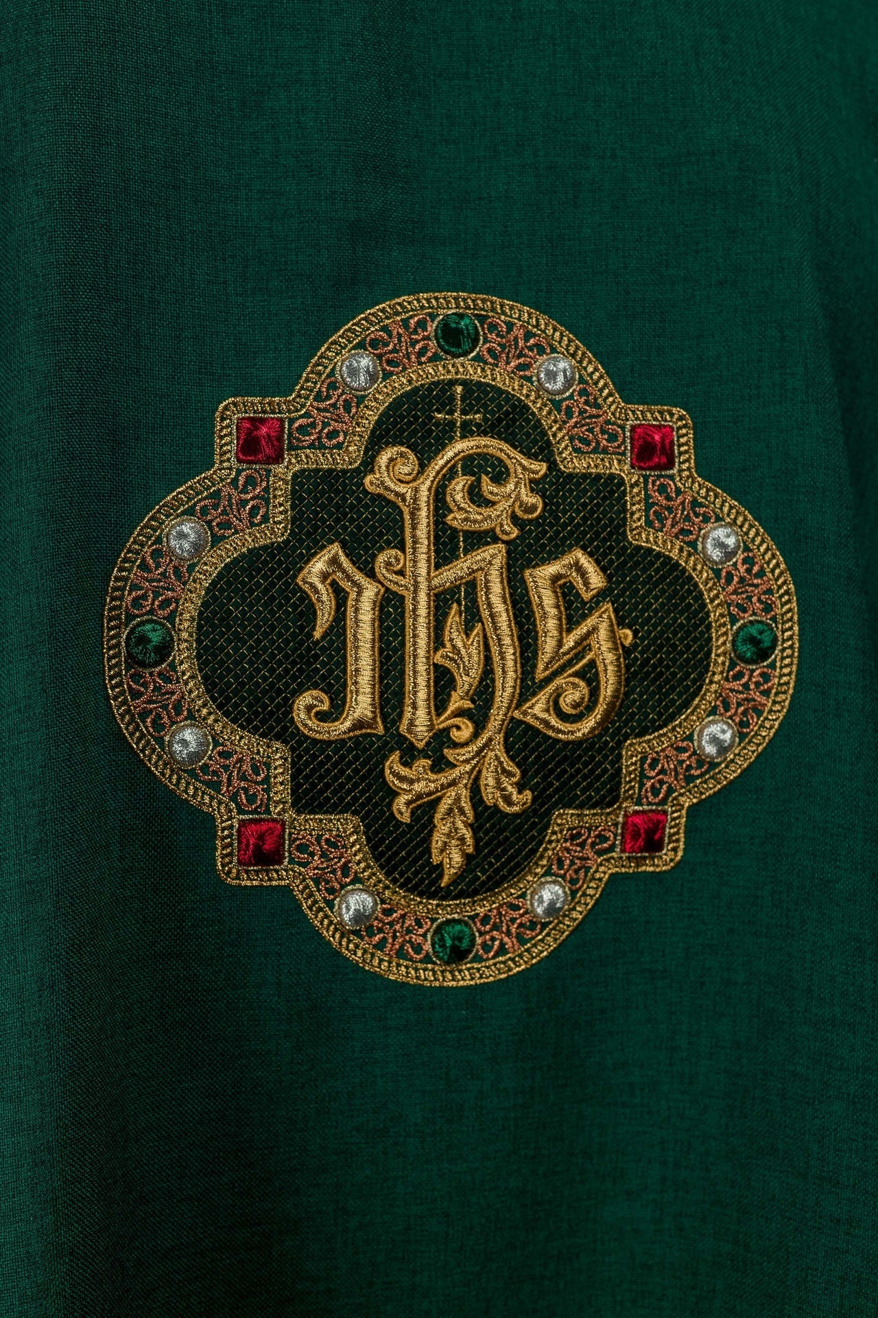 Dalmatique avec le symbole IHS et col de couleur verte S-1073-01-70-D - CHASUBLES.FR