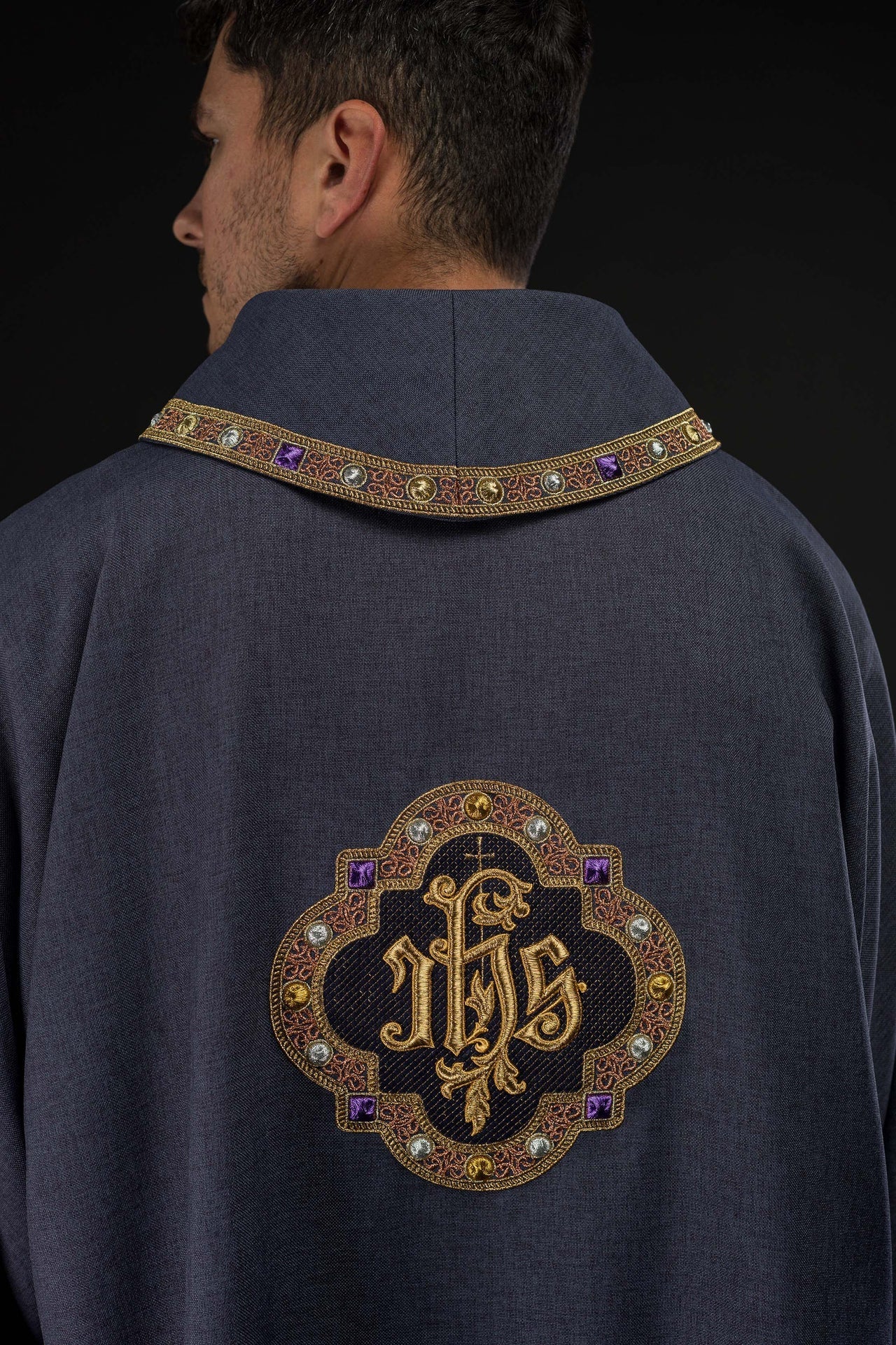 Dalmatique avec le symbole IHS et col de couleur violette S-1073-03-70-D - CHASUBLES.FR