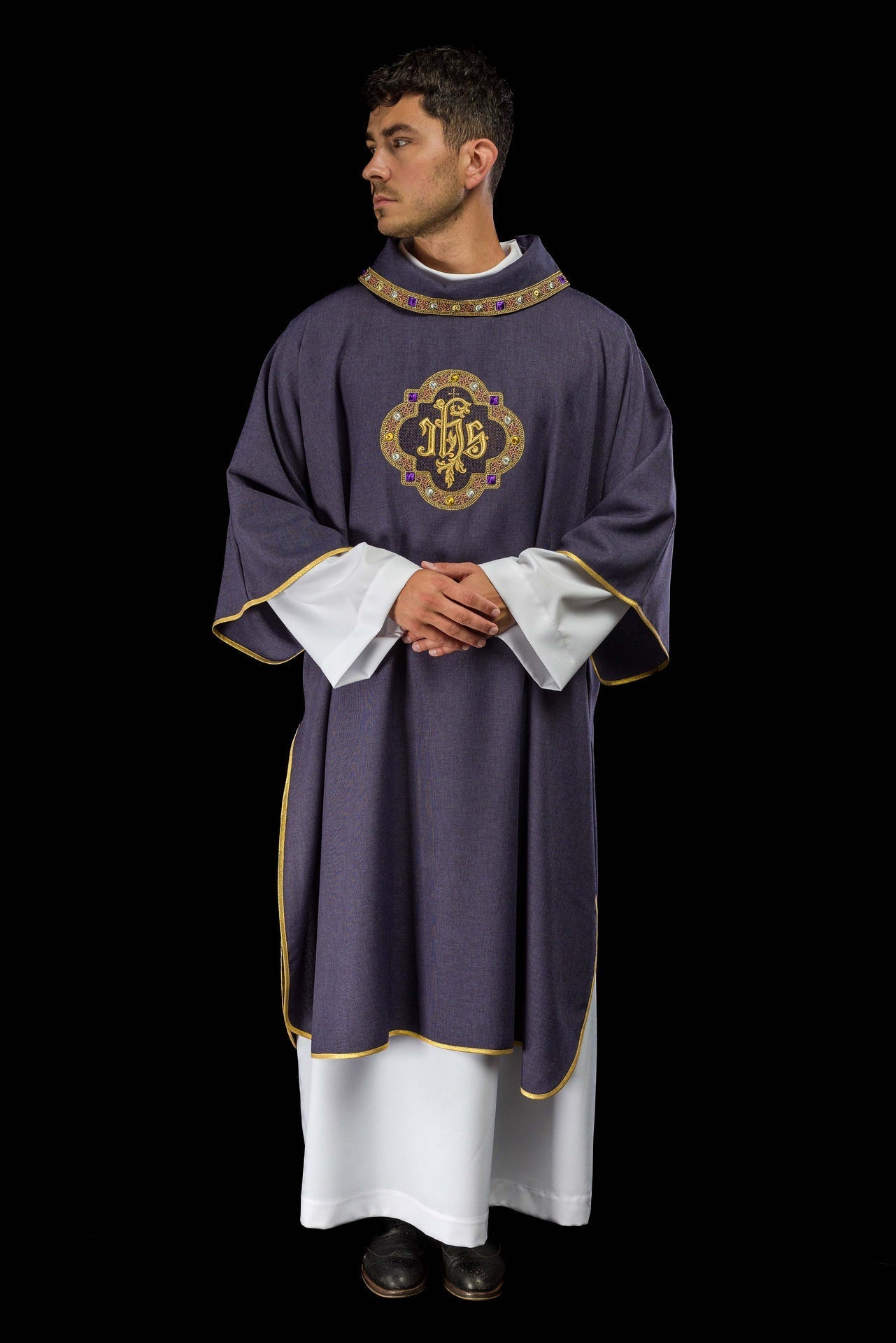 Dalmatique avec le symbole IHS et col de couleur violette S-1073-03-70-D - CHASUBLES.FR