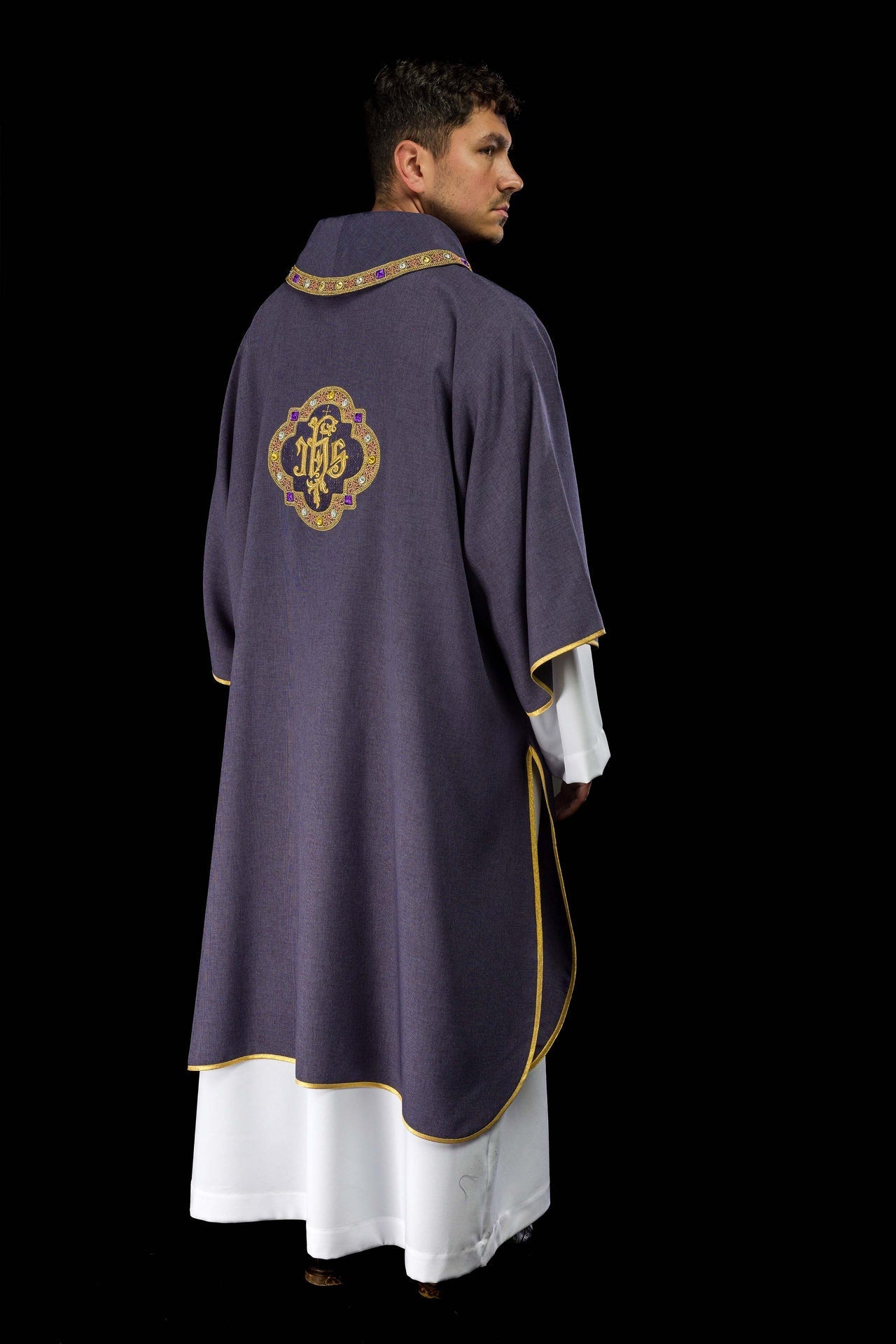 Dalmatique avec le symbole IHS et col de couleur violette S-1073-03-70-D - CHASUBLES.FR
