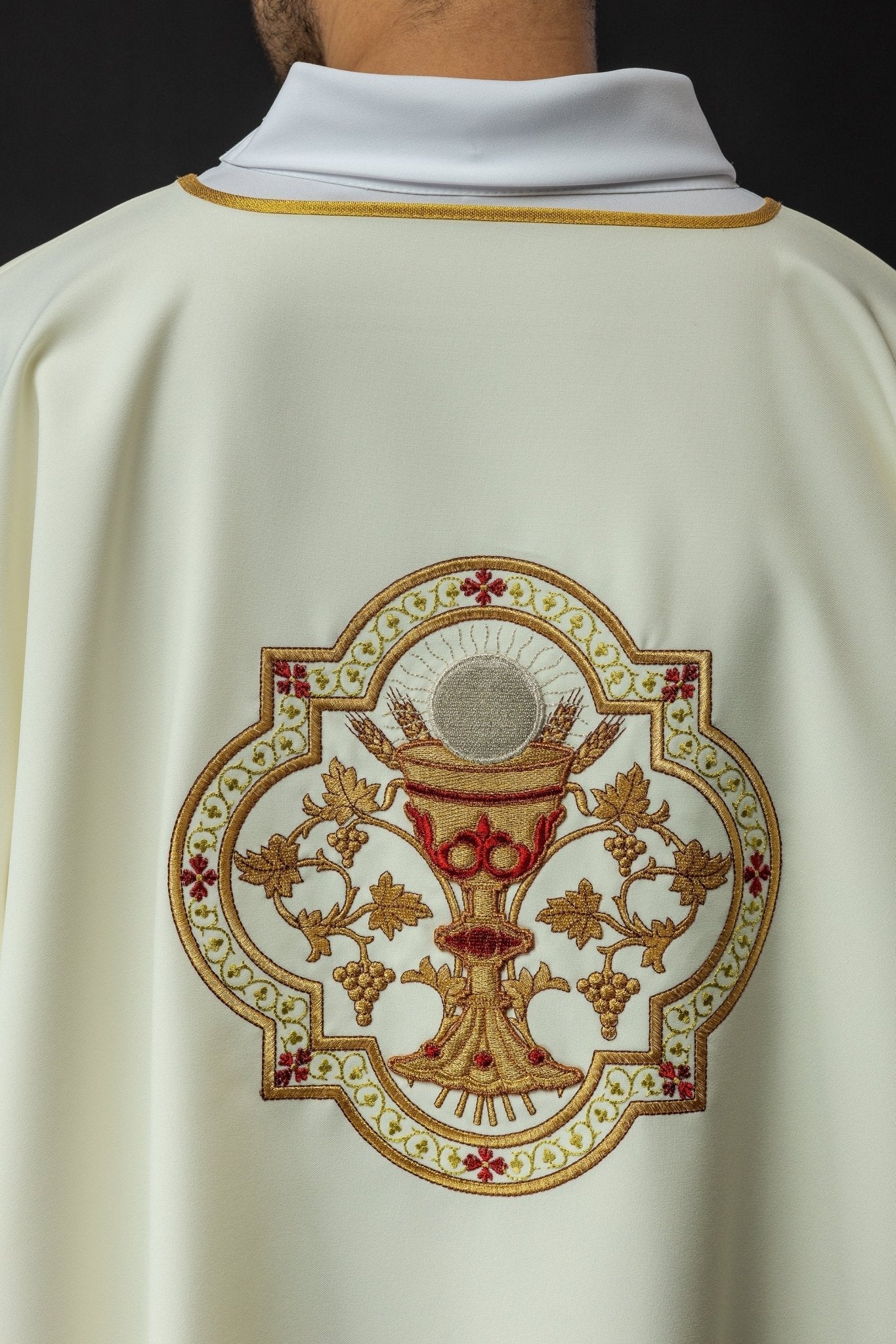 Dalmatique avec motif du Cœur de Jésus et de la coupe eucharistique KDL/118/05/01/D - CHASUBLES.FR