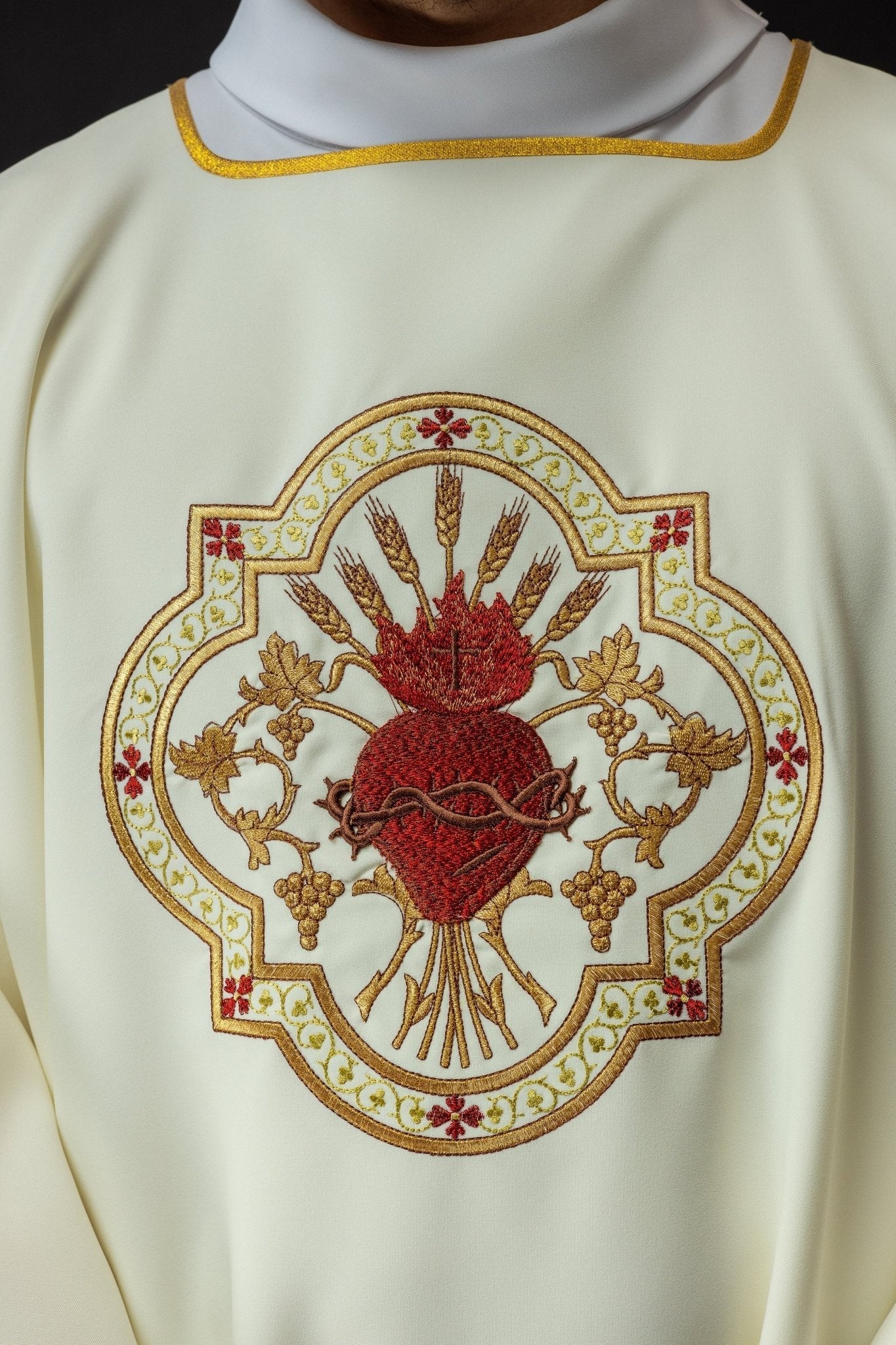Dalmatique avec motif du Cœur de Jésus et de la coupe eucharistique KDL/118/05/01/D - CHASUBLES.FR