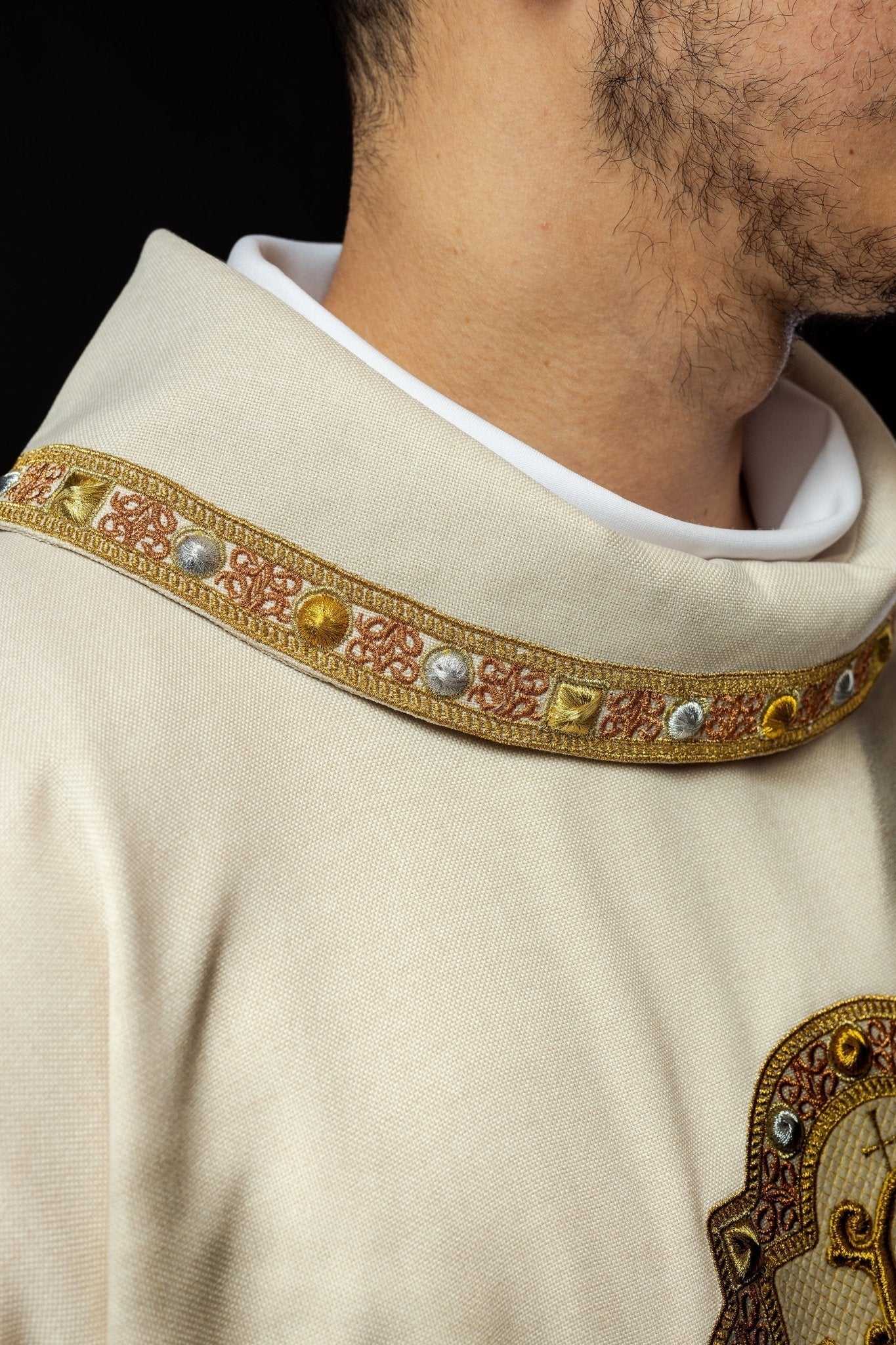 Dalmatique avec symbole IHS et collier écru S - 1073 - 05 - 70 - D - CHASUBLES.FR