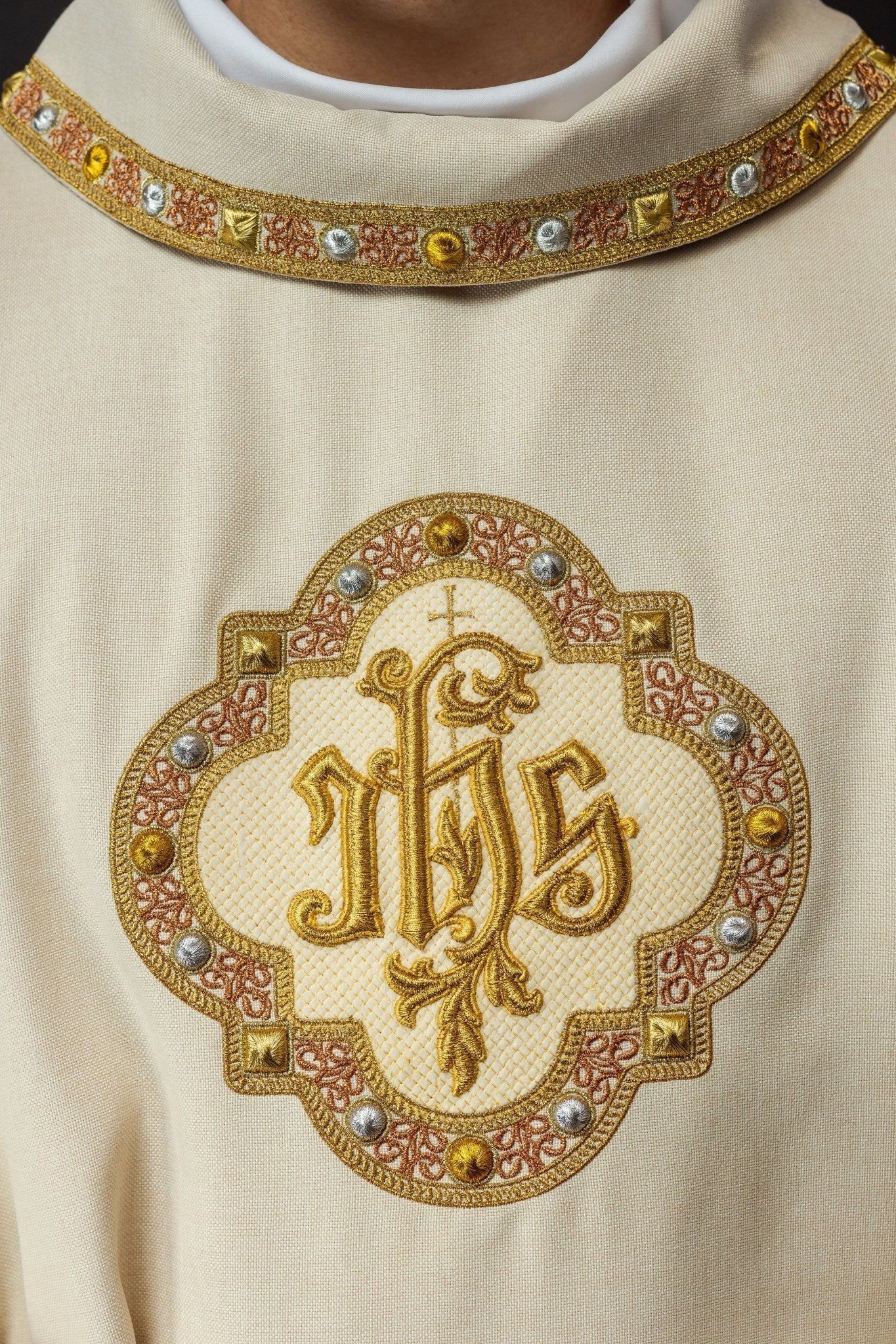 Dalmatique avec symbole IHS et collier écru S - 1073 - 05 - 70 - D - CHASUBLES.FR
