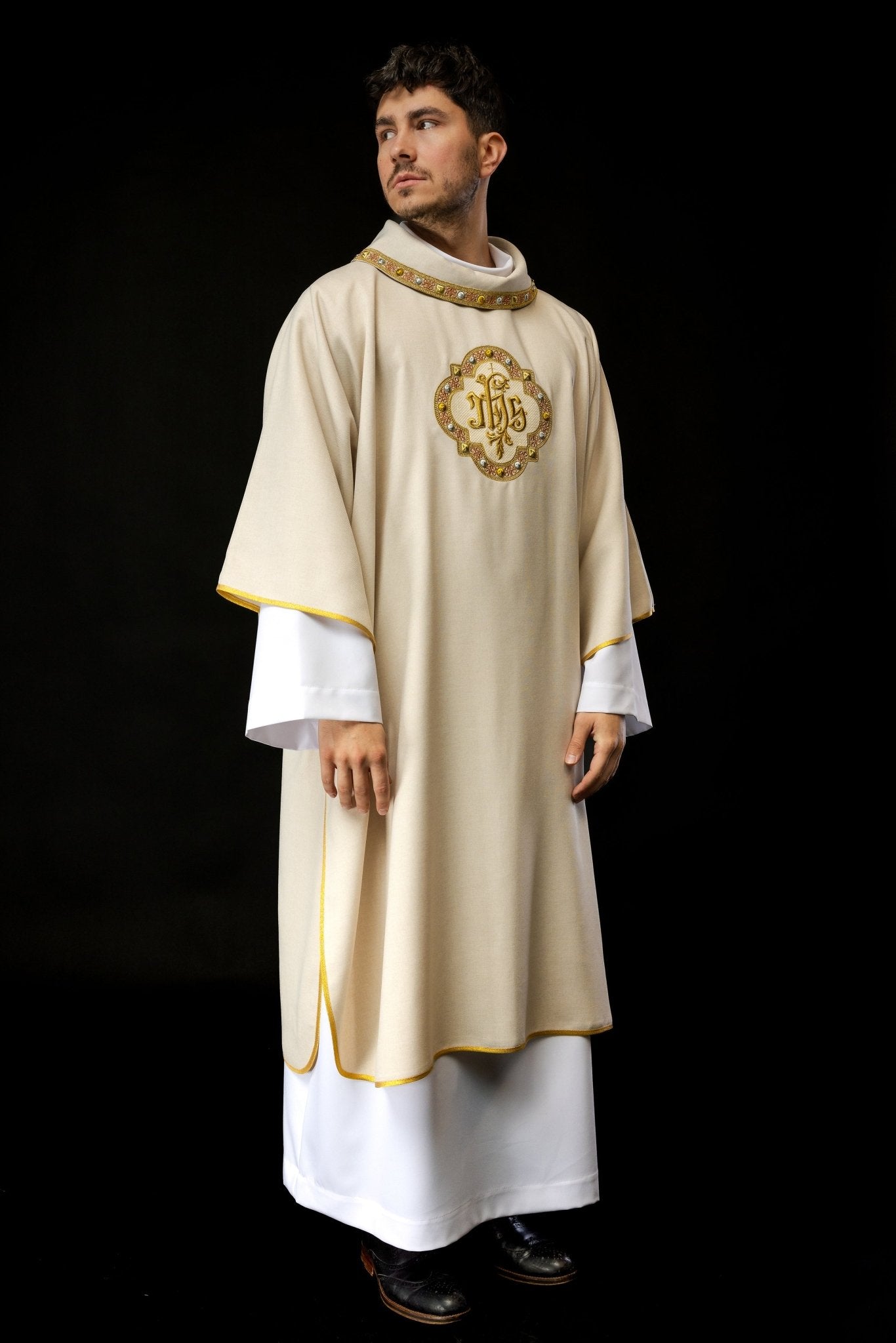 Dalmatique avec symbole IHS et collier écru S - 1073 - 05 - 70 - D - CHASUBLES.FR