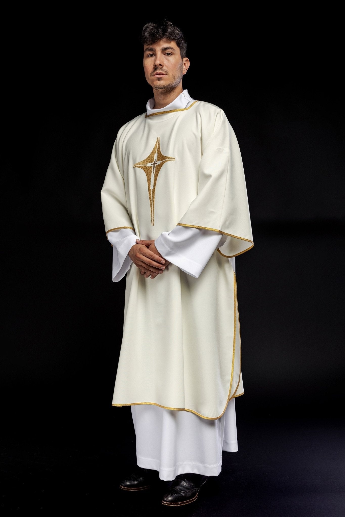 Dalmatique brodée IHS en rouge KDL/214/05/12/D - CHASUBLES.FR