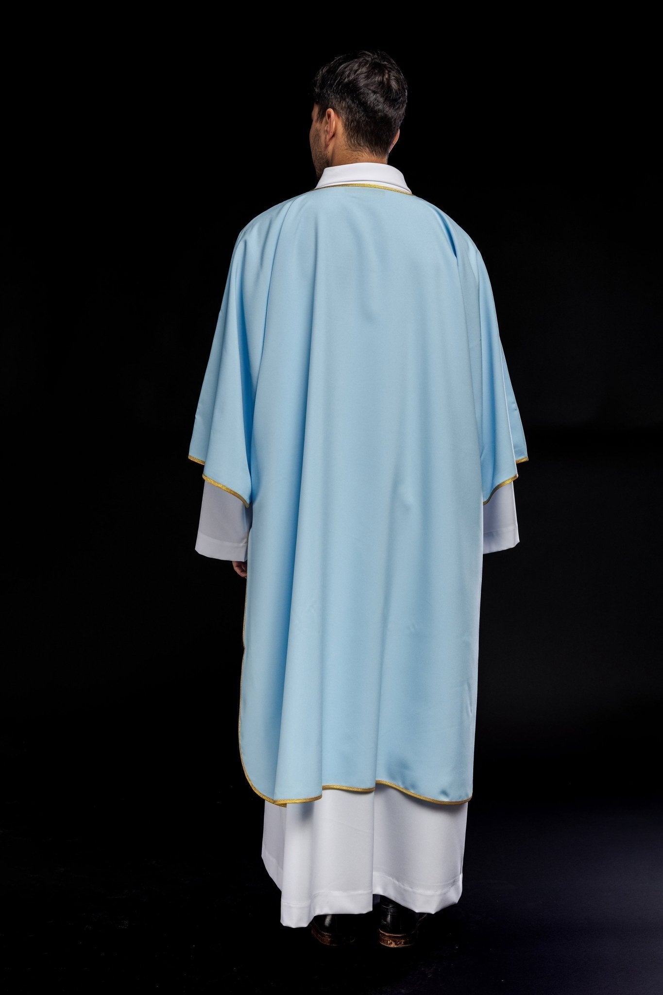 Dalmatique brodée unie avec bordure dorée bleue KDL/1002/06/12/D - CHASUBLES.FR