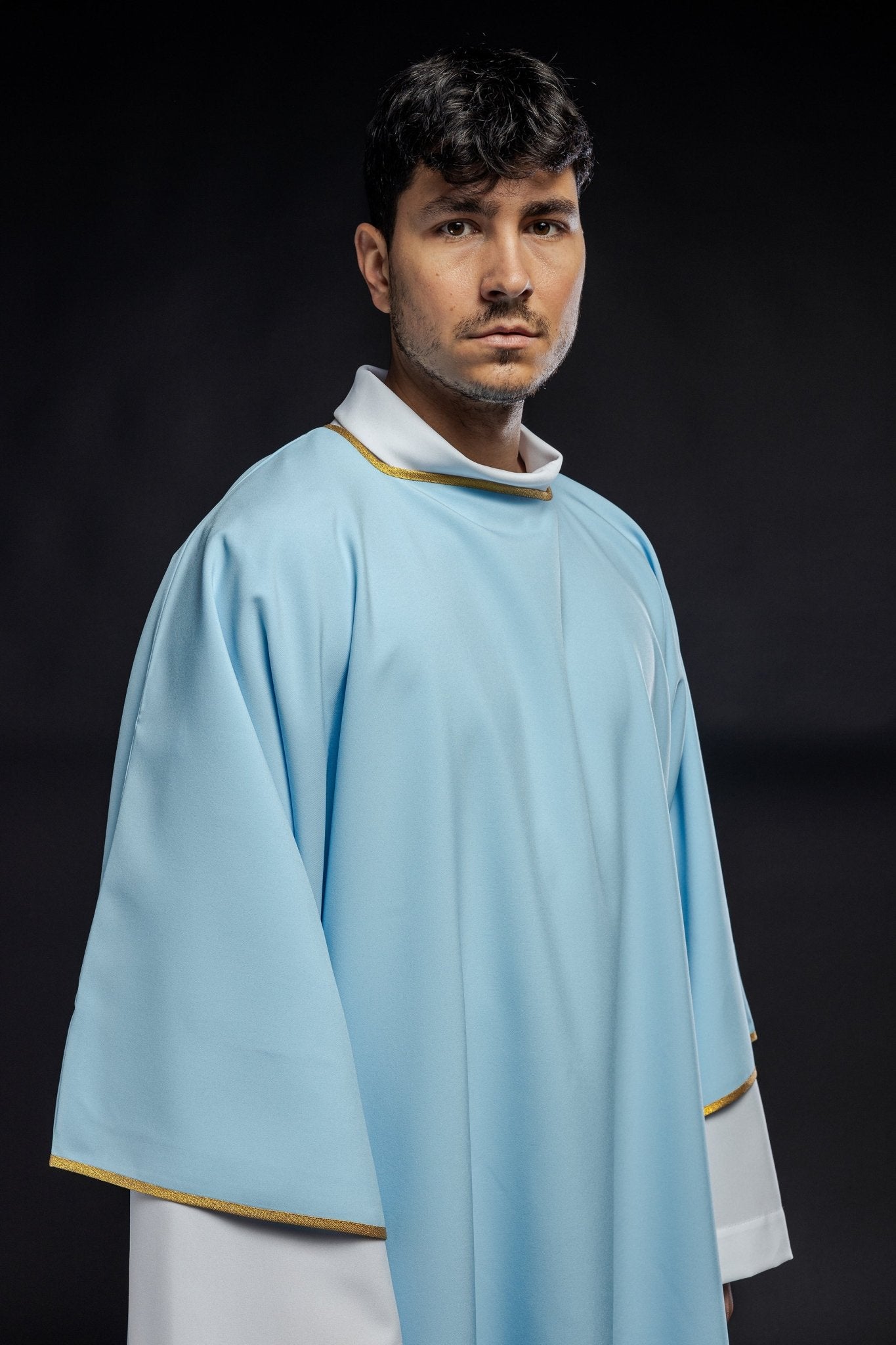 Dalmatique brodée unie avec bordure dorée bleue KDL/1002/06/12/D - CHASUBLES.FR