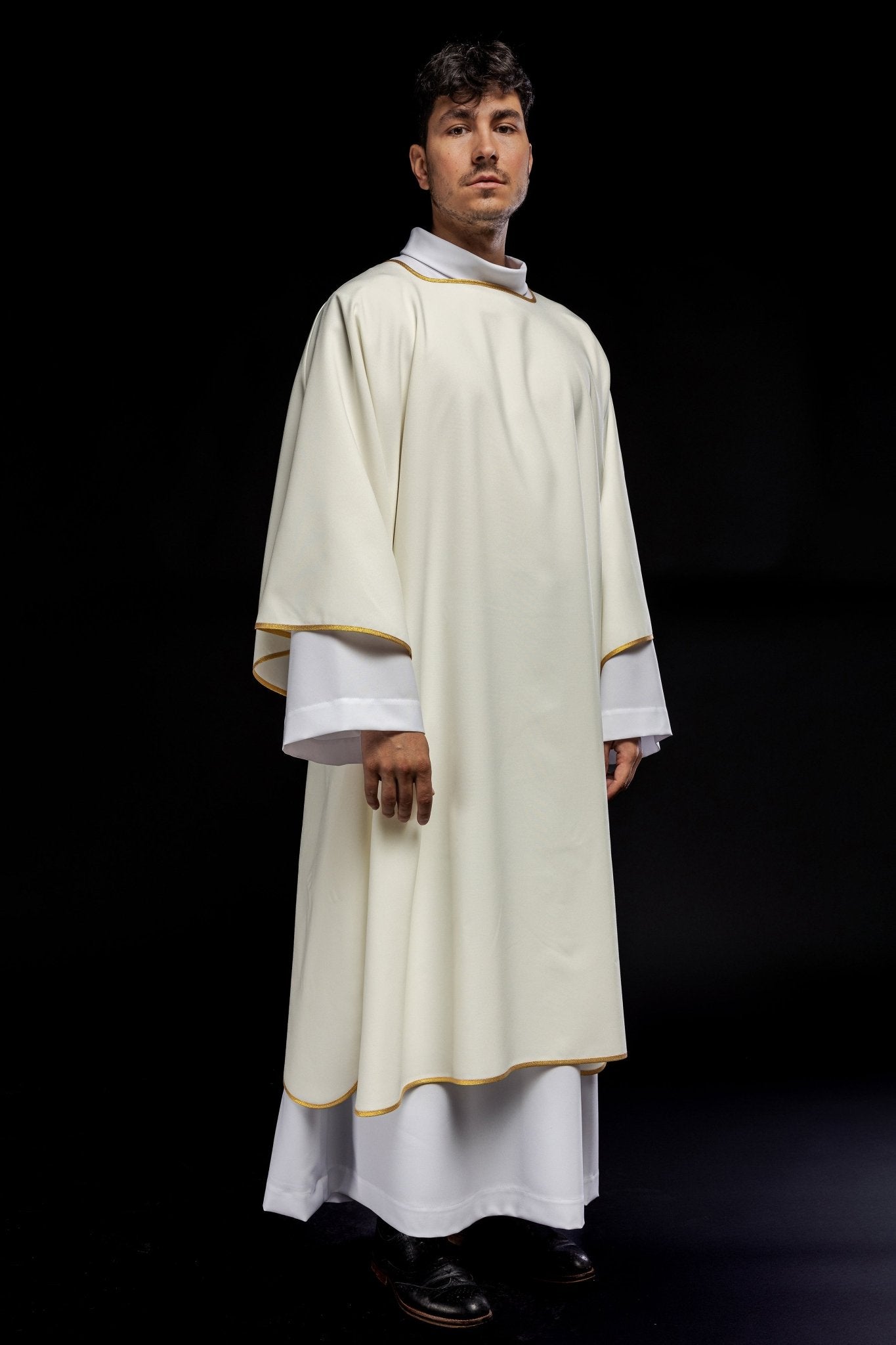 Dalmatique brodée unie avec bordure dorée écru KDL/1002/05/12/D - CHASUBLES.FR