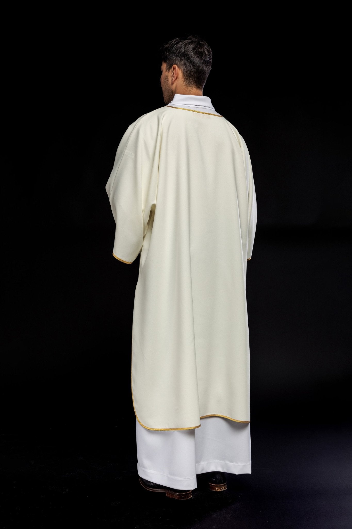 Dalmatique brodée unie avec bordure dorée écru KDL/1002/05/12/D - CHASUBLES.FR