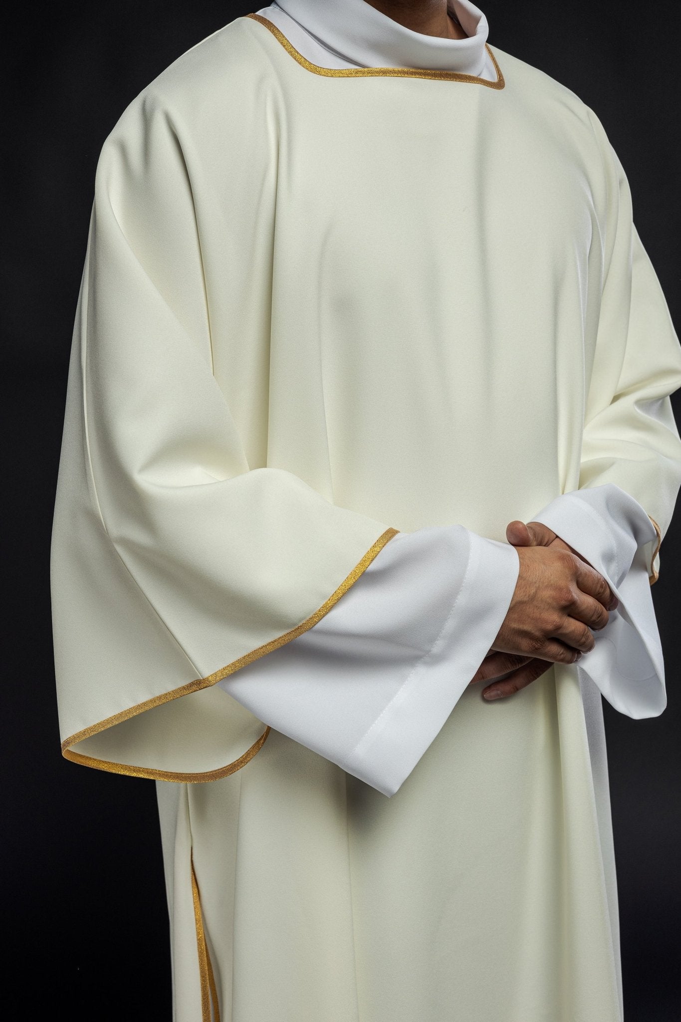 Dalmatique brodée unie avec bordure dorée écru KDL/1002/05/12/D - CHASUBLES.FR