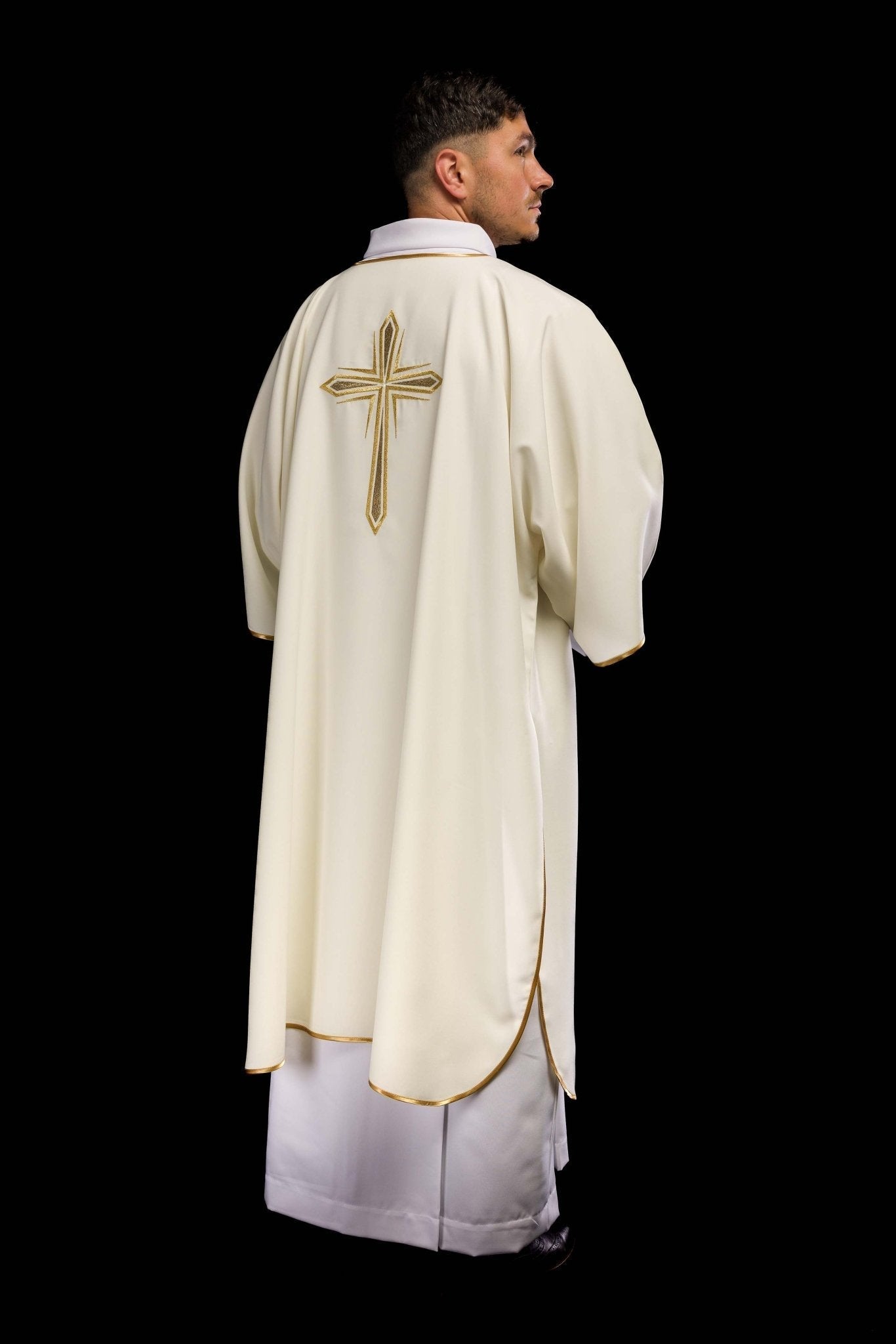 Dalmatique écrue avec croix dorée brodée KDL/037/05/12/D - CHASUBLES.FR