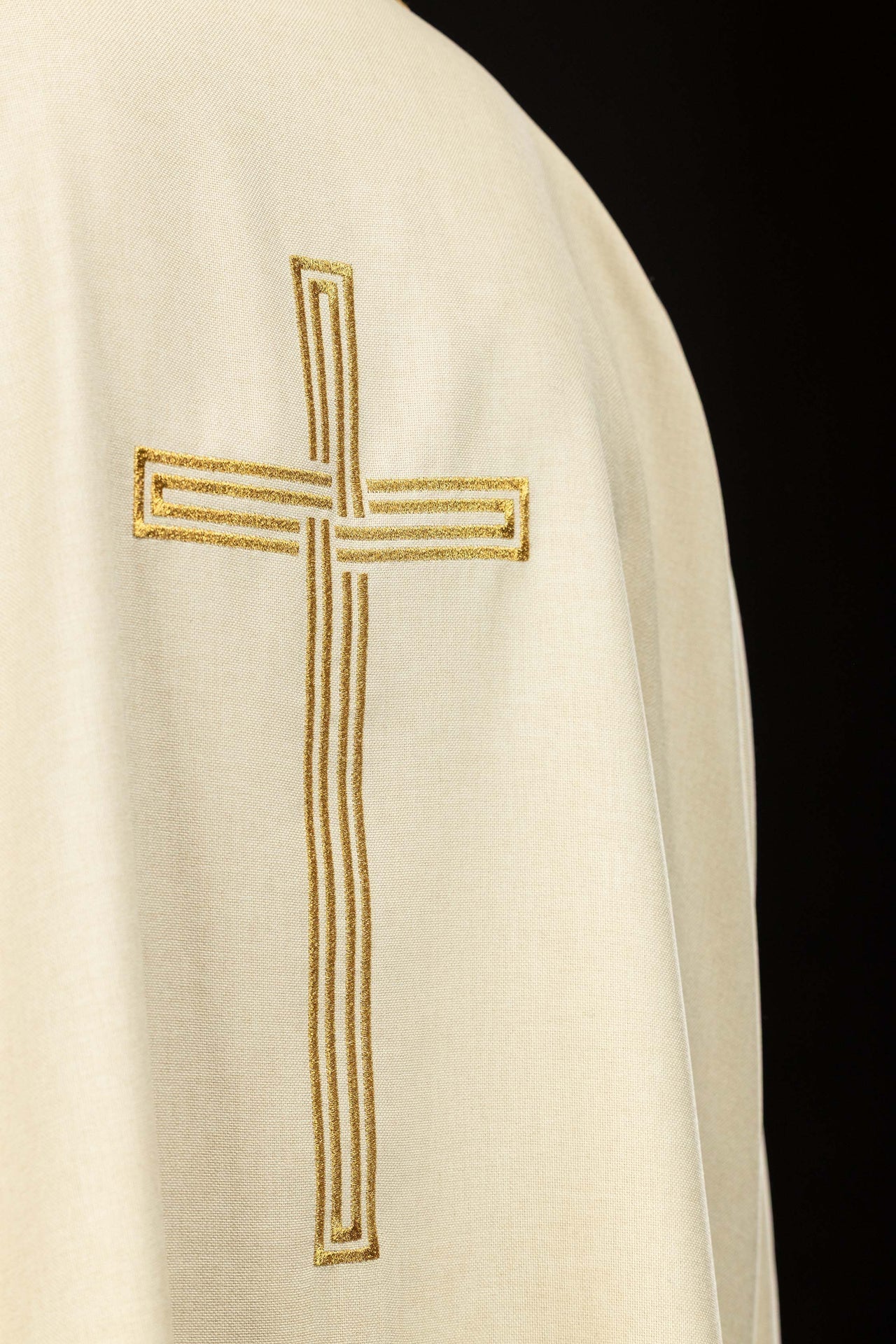 Dalmatique écrue avec croix dorée brodée KDL/393/05/70/D - CHASUBLES.FR