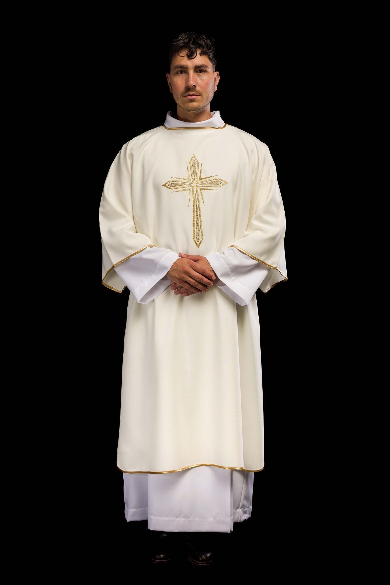 Dalmatique écrue avec croix dorée brodée KDL/037/05/12/D - CHASUBLES.FR
