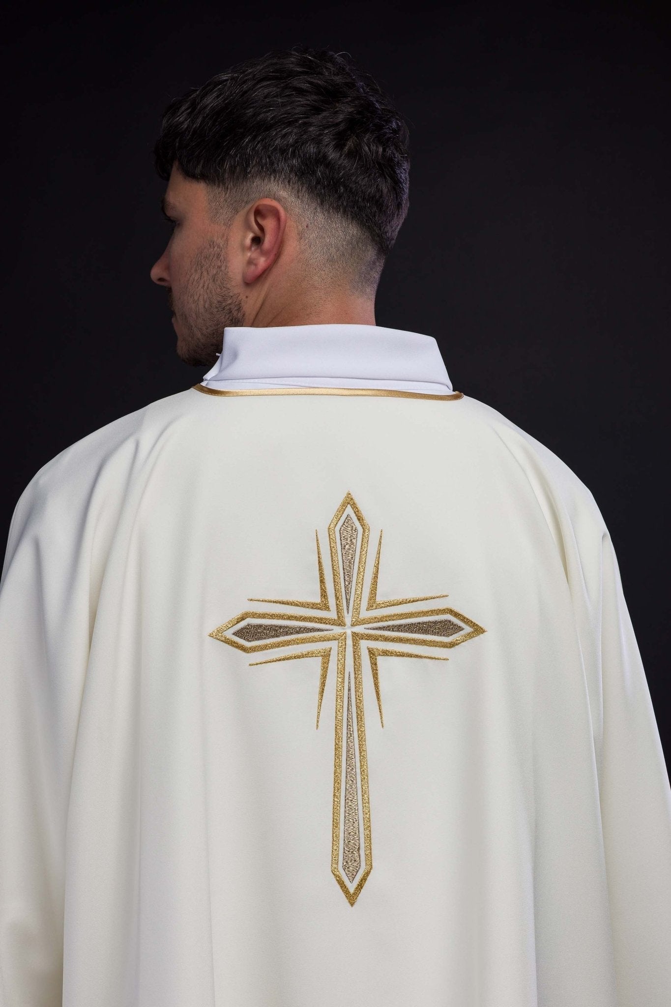 Dalmatique écrue avec croix dorée brodée KDL/037/05/12/D - CHASUBLES.FR