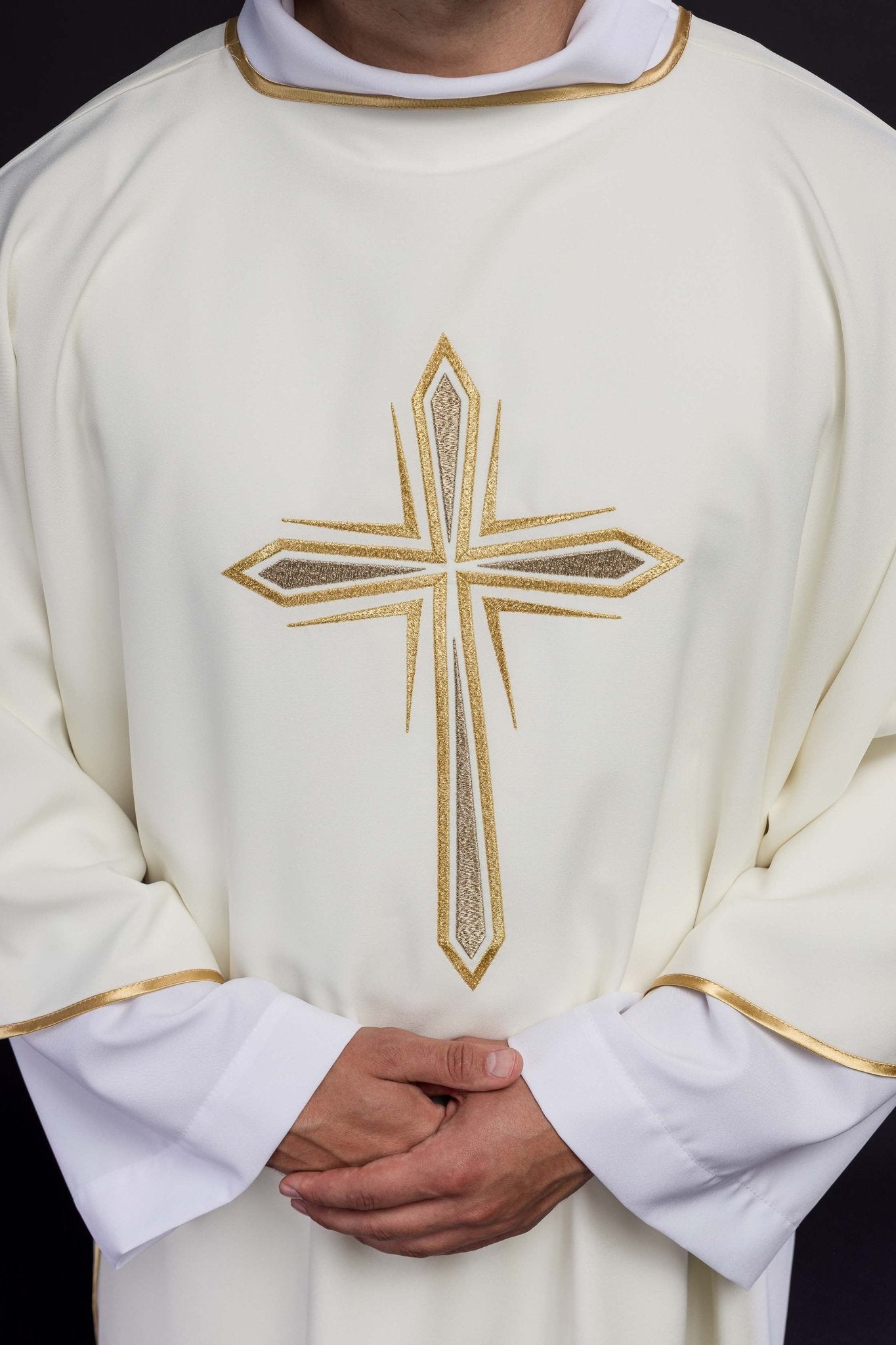 Dalmatique écrue avec croix dorée brodée KDL/037/05/12/D - CHASUBLES.FR