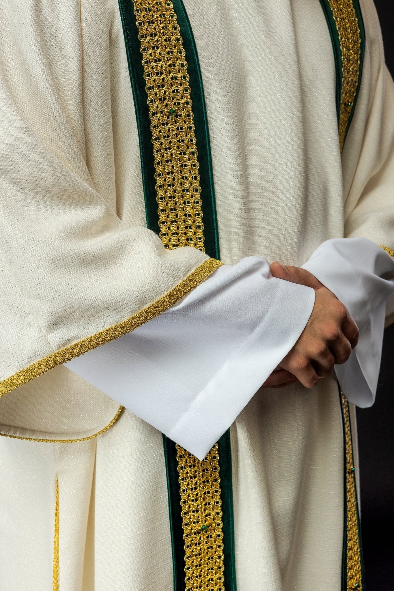 Dalmatique faite à la main avec des pierres naturelles Fait à la main 1001 HM/1001/05/71/PA01 - CHASUBLES.FR