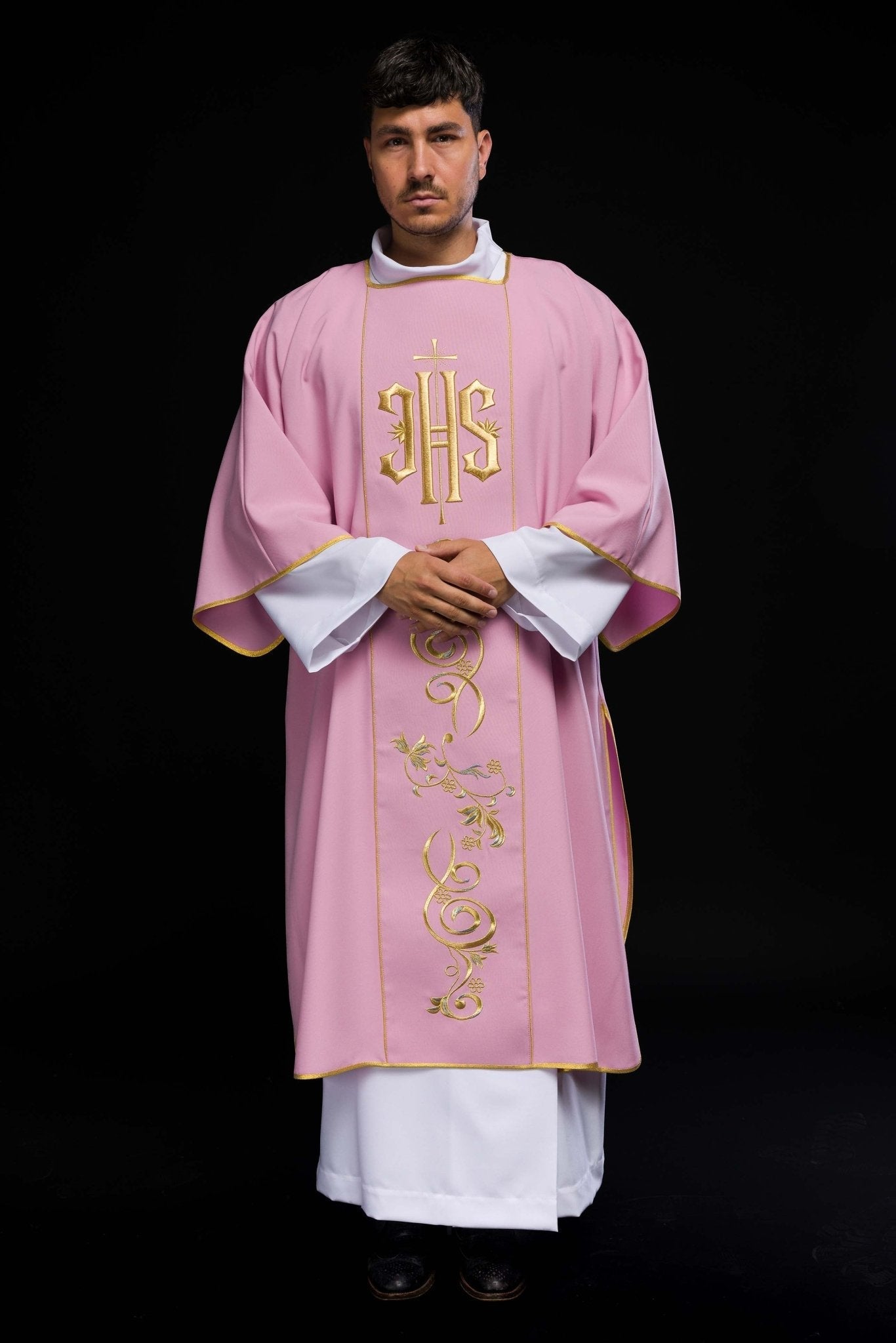 Dalmatique rose avec bande brodée IHS KDL/031/08/01/A RÓŻWY DALMATYK - CHASUBLES.FR