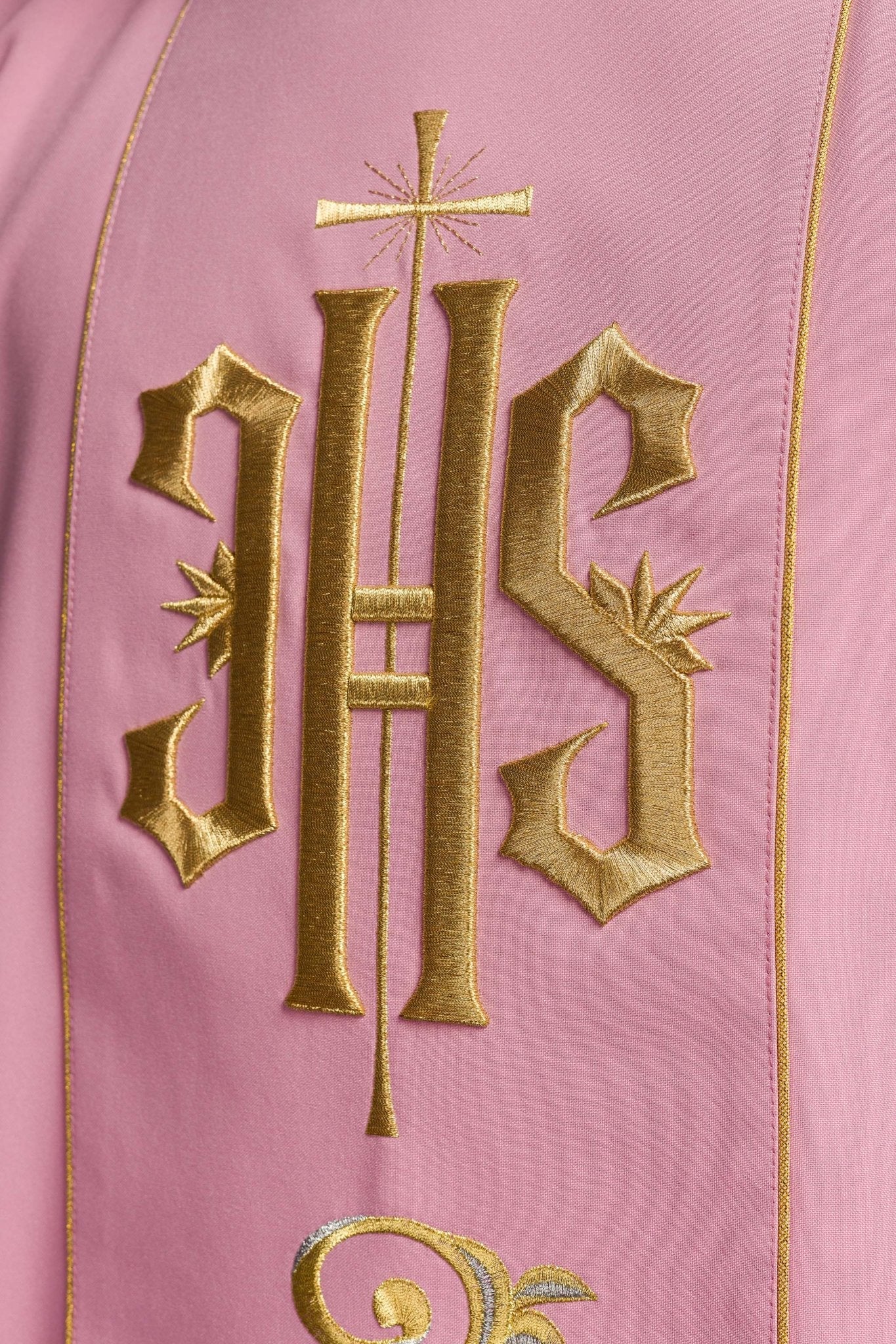 Dalmatique rose avec bande brodée IHS KDL/031/08/01/A RÓŻWY DALMATYK - CHASUBLES.FR