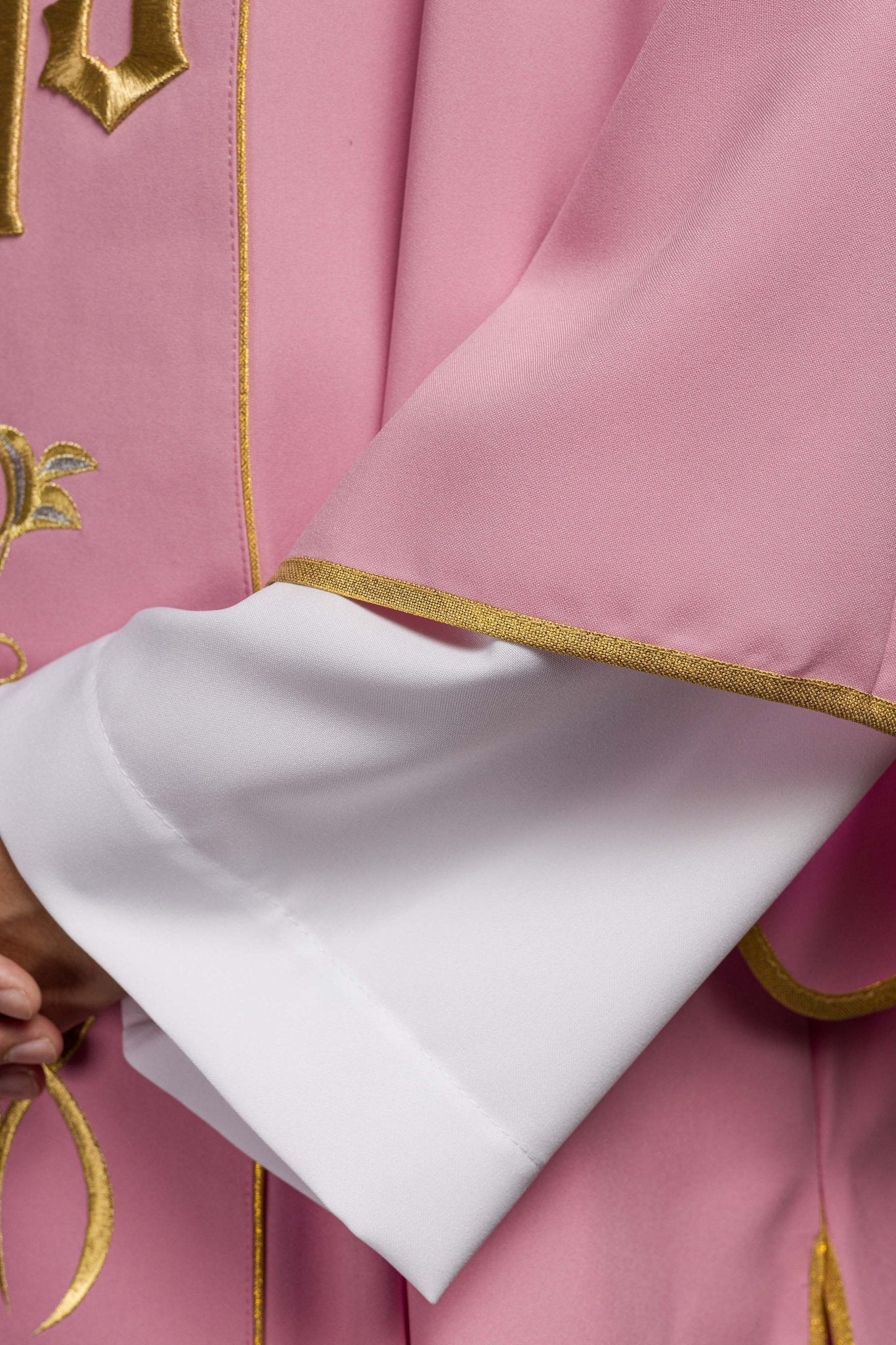 Dalmatique rose avec bande brodée IHS KDL/031/08/01/A RÓŻWY DALMATYK - CHASUBLES.FR