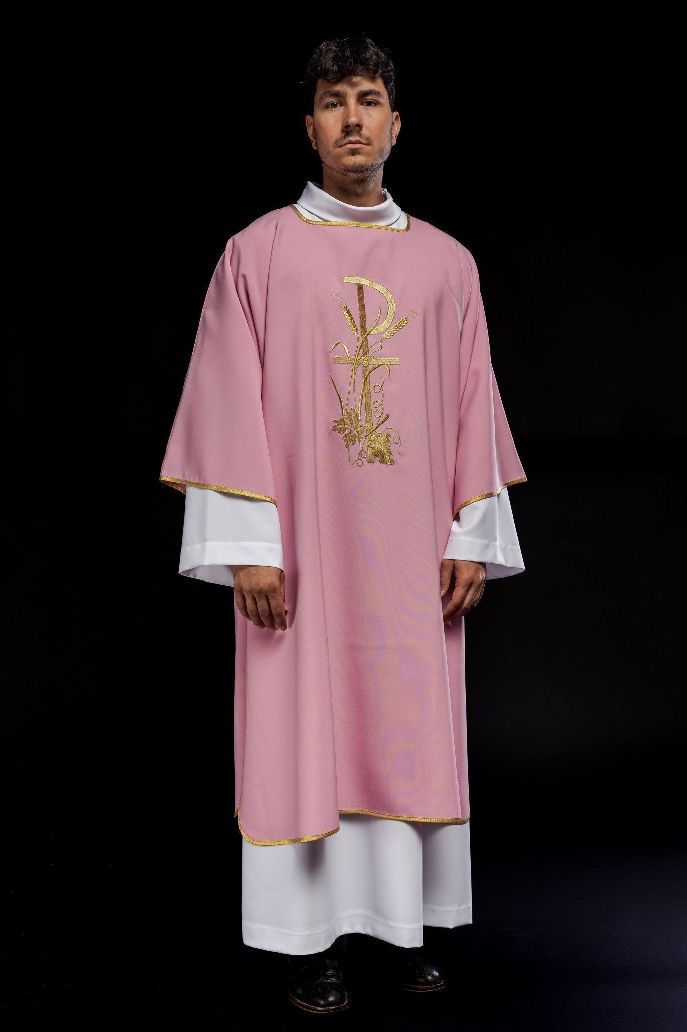 Dalmatique rose avec broderie de la croix Pax en or KDL/026/08/12/D - CHASUBLES.FR