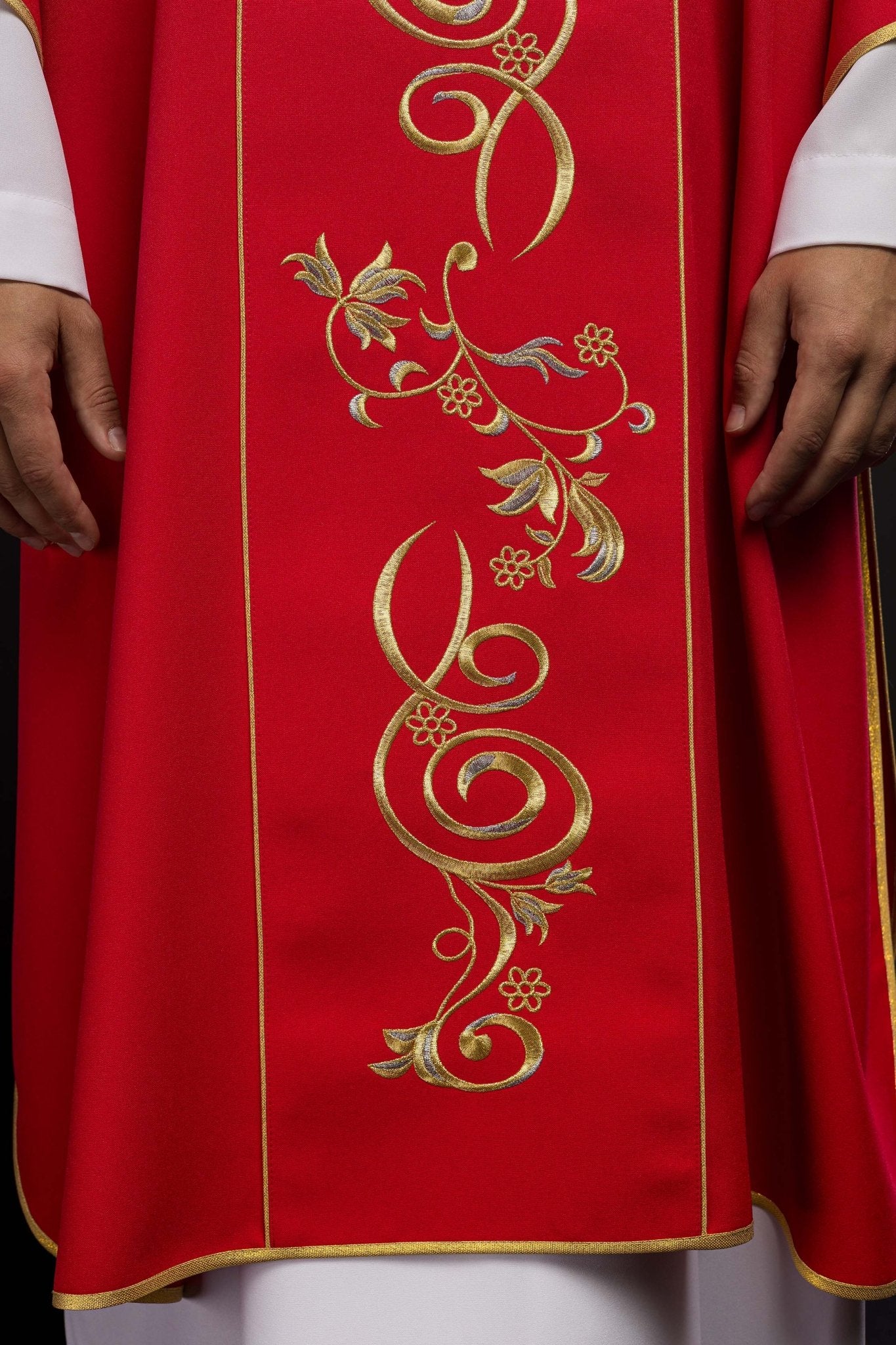 Dalmatique rouge avec bande brodée IHS KDL/031/02/01/A CZERWONY DALMATYK - CHASUBLES.FR