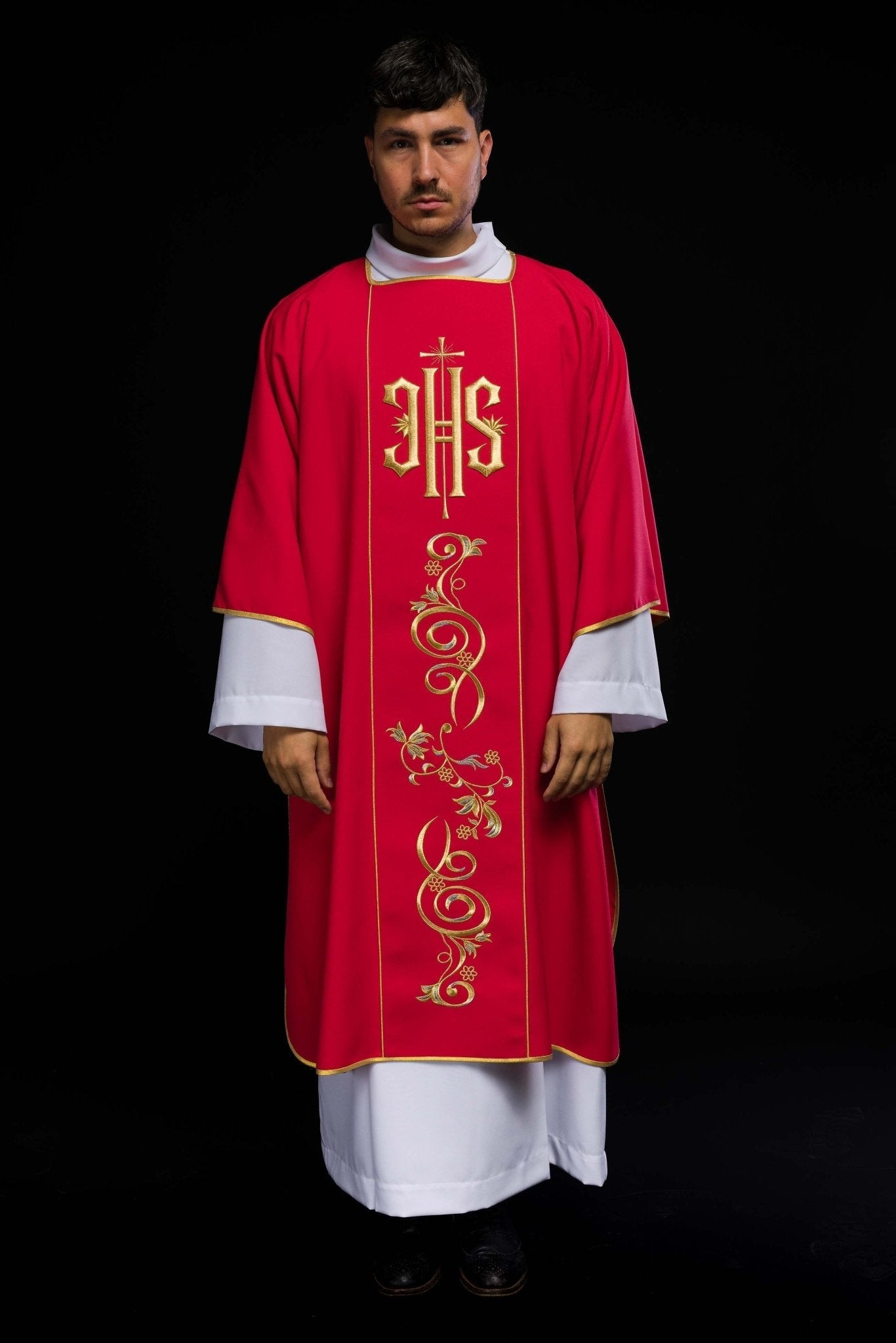 Dalmatique rouge avec bande brodée IHS KDL/031/02/01/A CZERWONY DALMATYK - CHASUBLES.FR