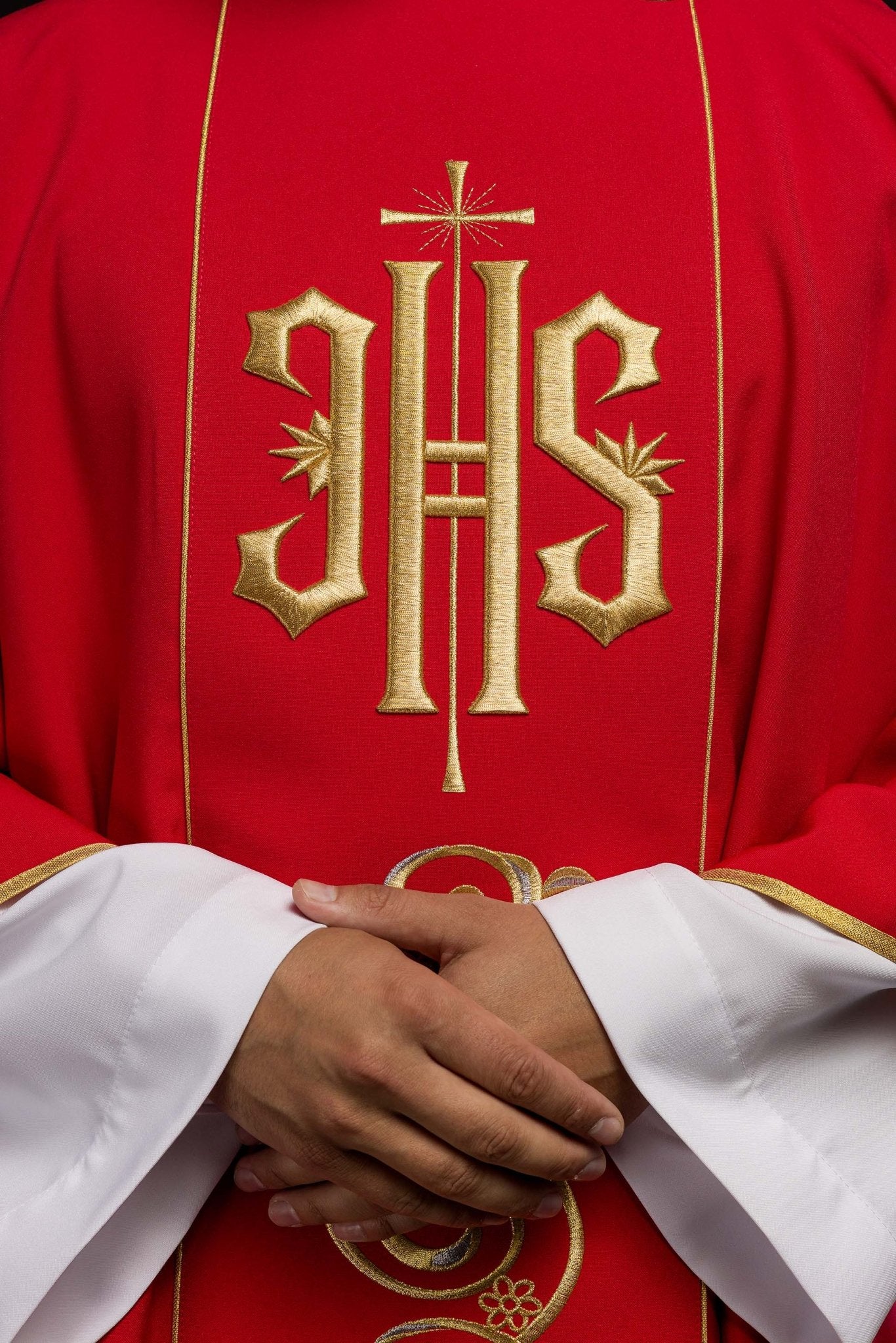 Dalmatique rouge avec bande brodée IHS KDL/031/02/01/A CZERWONY DALMATYK - CHASUBLES.FR
