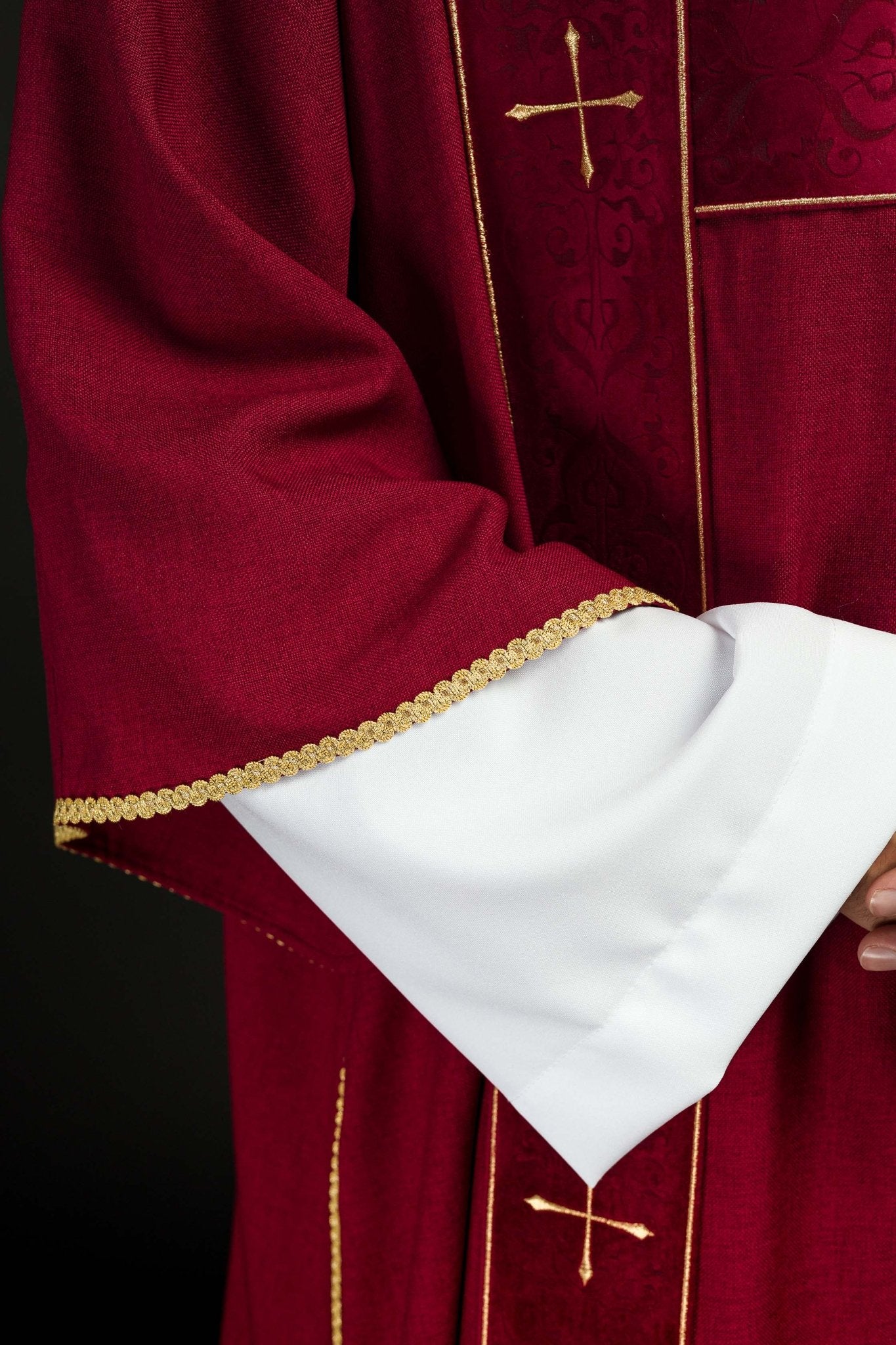 Dalmatique rouge avec bandes en velours et croix dorées brodées LE/1073/02/B - CHASUBLES.FR