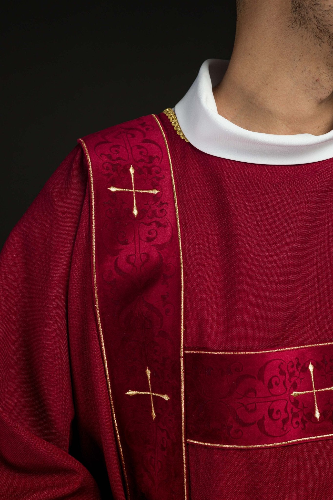 Dalmatique rouge avec bandes en velours et croix dorées brodées LE/1073/02/B - CHASUBLES.FR