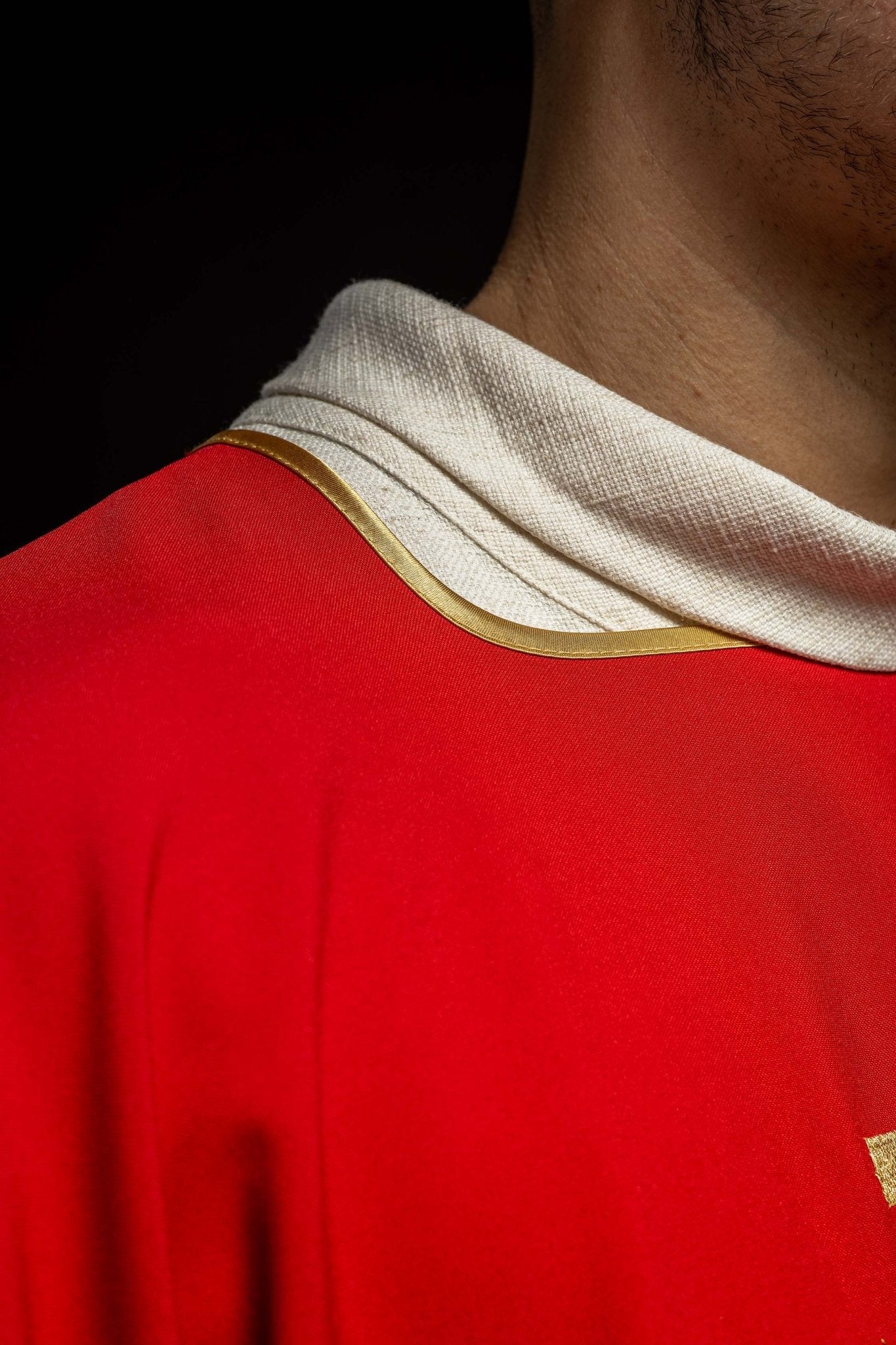 Dalmatique rouge avec broderie dorée de la croix Pax KDL/026/02/12/D CZERWONY DALMATYK - CHASUBLES.FR