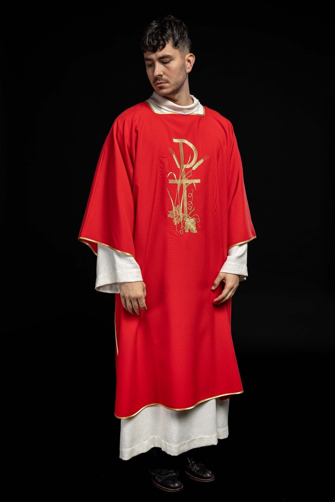 Dalmatique rouge avec broderie dorée de la croix Pax KDL/026/02/12/D CZERWONY DALMATYK - CHASUBLES.FR