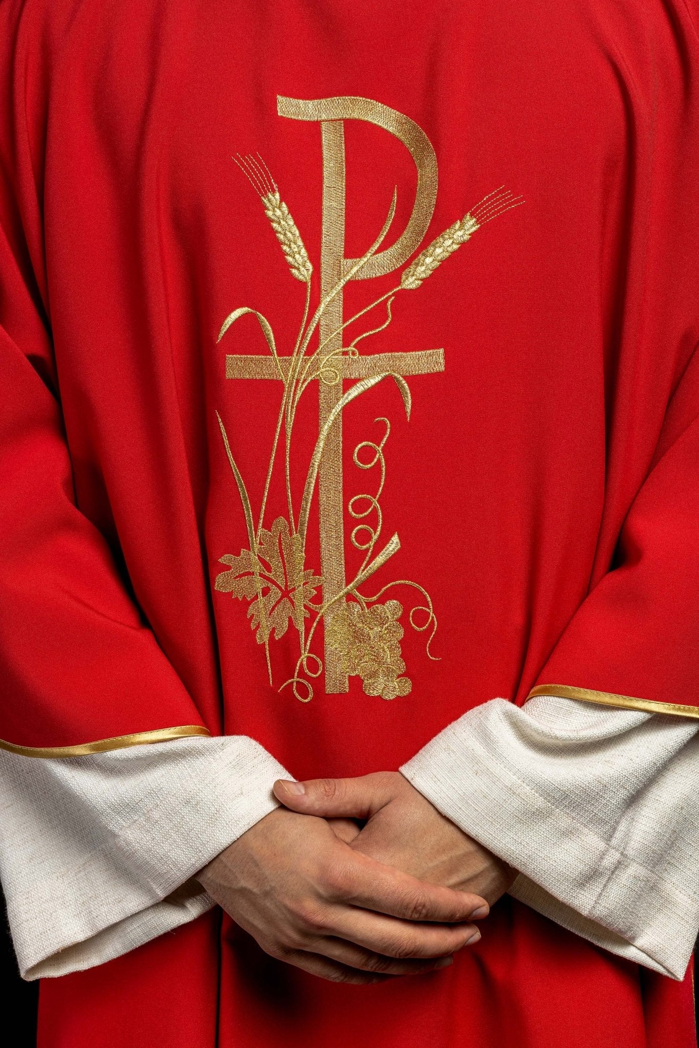 Dalmatique rouge avec broderie dorée de la croix Pax KDL/026/02/12/D CZERWONY DALMATYK - CHASUBLES.FR